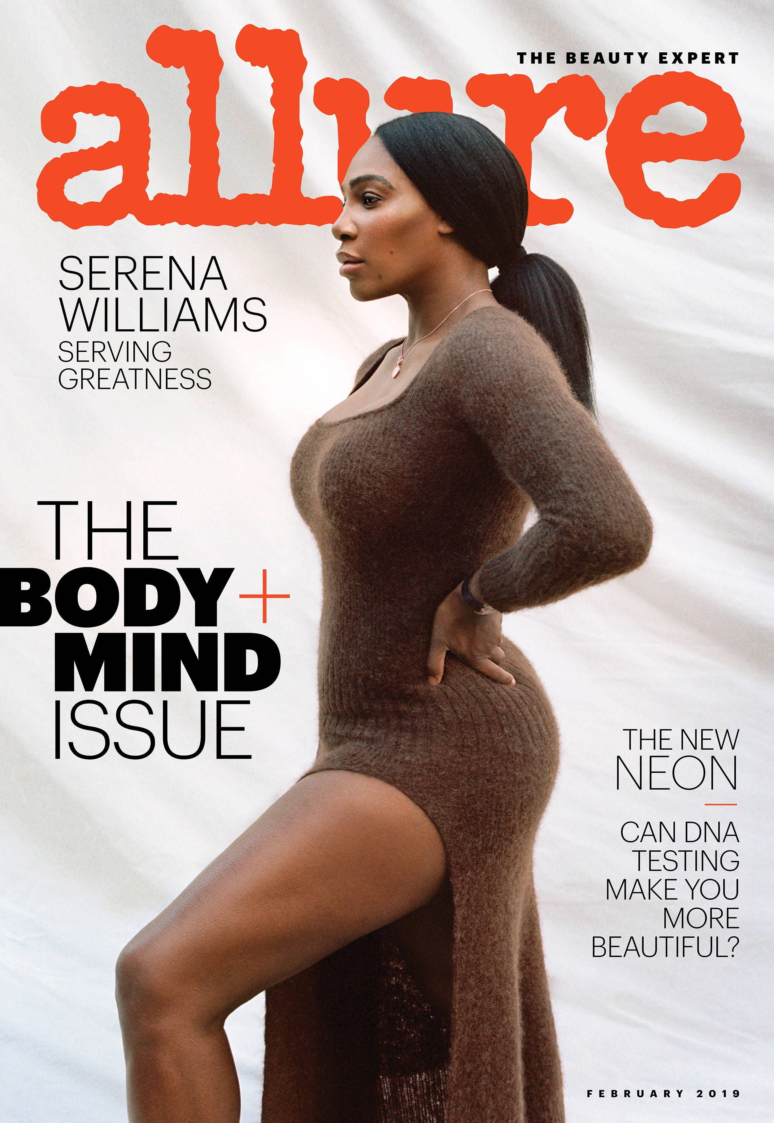 Serena 桌布 壁紙 — 塞雷娜·威廉姆斯身穿棕色針織連衣裙，在白色紋理背景前自信地擺姿勢，登上《Allure》雜誌封面。