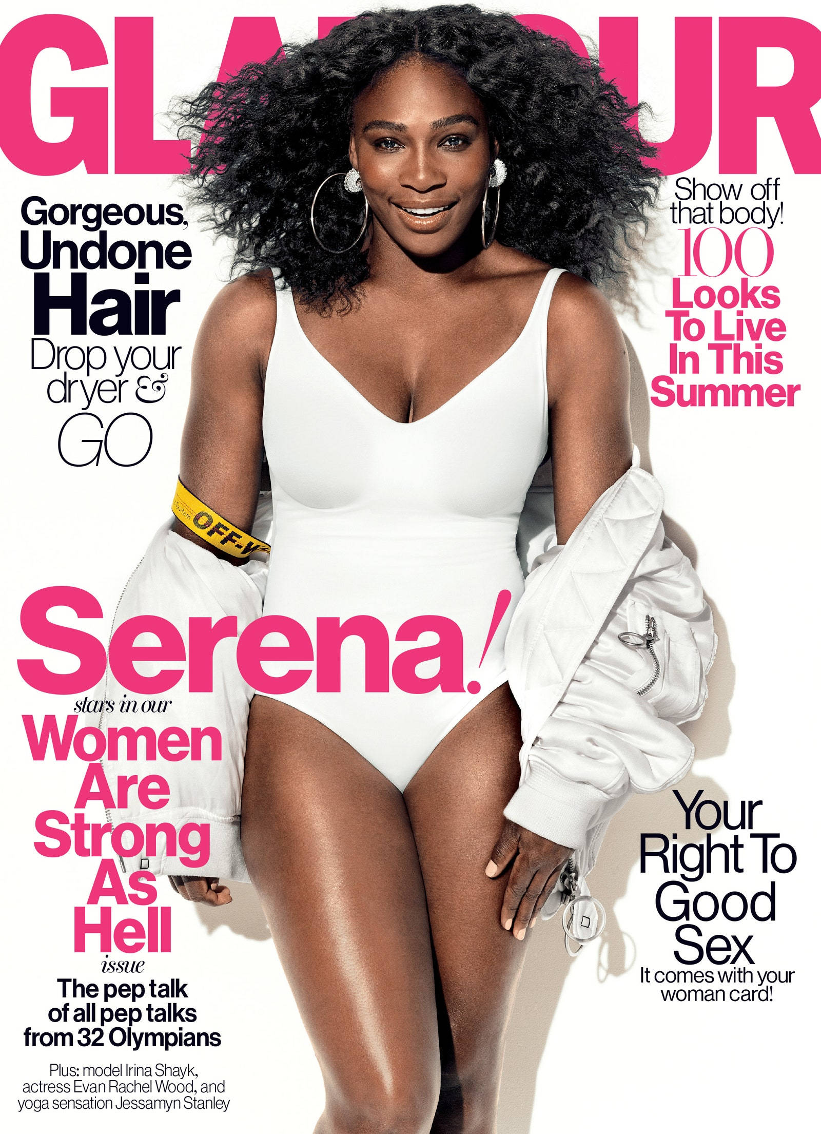 Serena 桌布 壁紙 — 塞雷娜·威廉姆斯身穿白色泳衣和外套，在充滿活力的粉紅色雜誌封面上自信地微笑，並配有粗體文字。