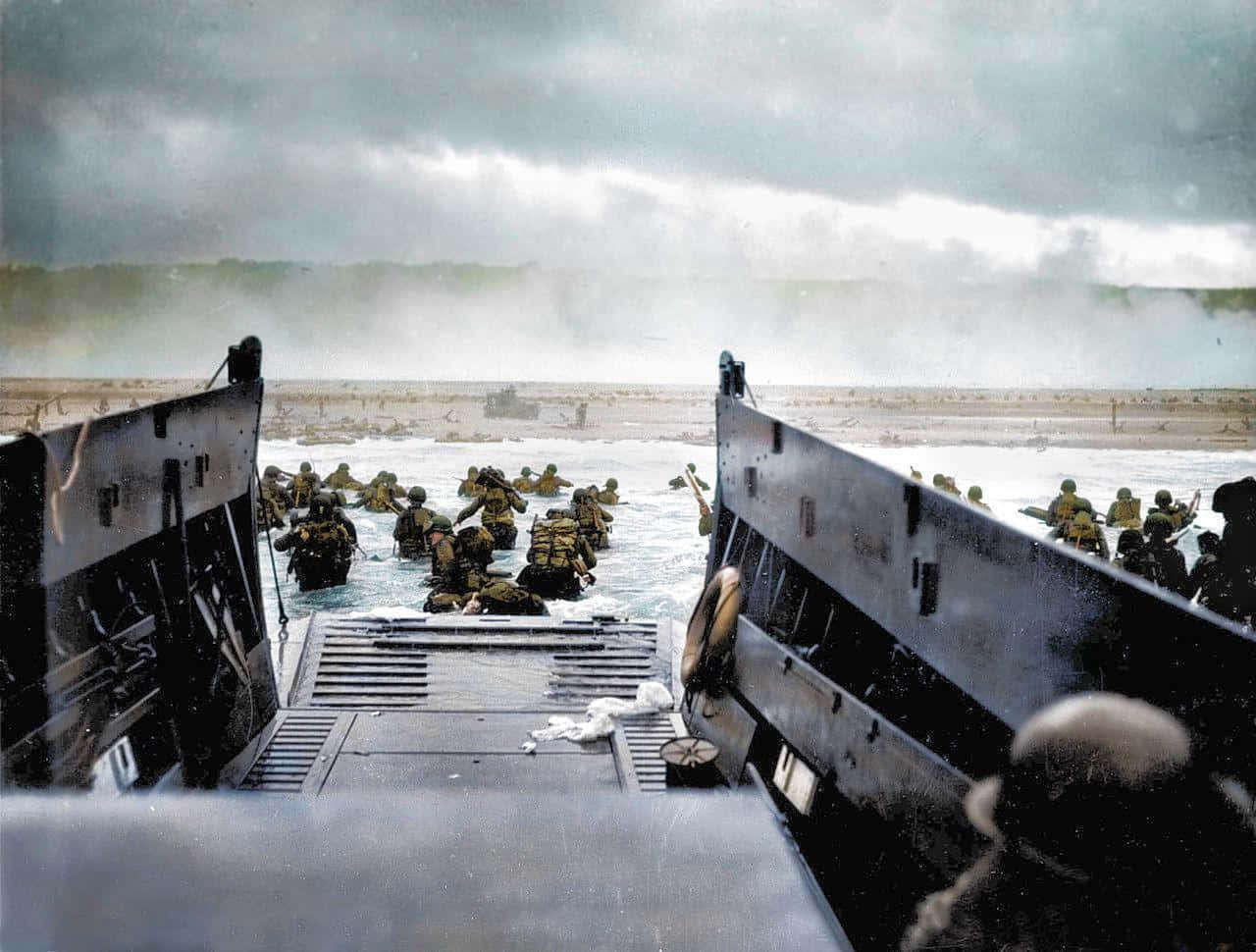 D Day 桌布 壁紙 — 士兵乘坐兩棲登陸艇在風暴天空下涉水上岸，進行歷史性的海灘入侵。