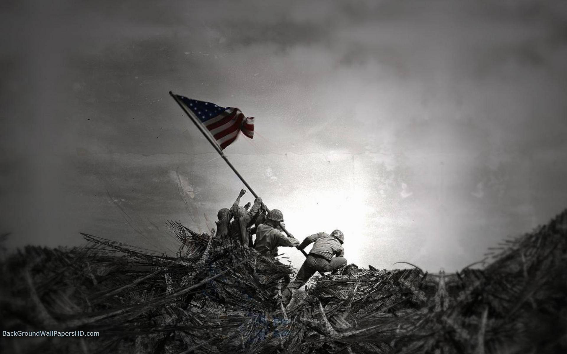 USA flag iPhone 桌布 壁紙 — 士兵們在戲劇性的多雲天空下，在戰場瓦礫堆頂上升起美國國旗。