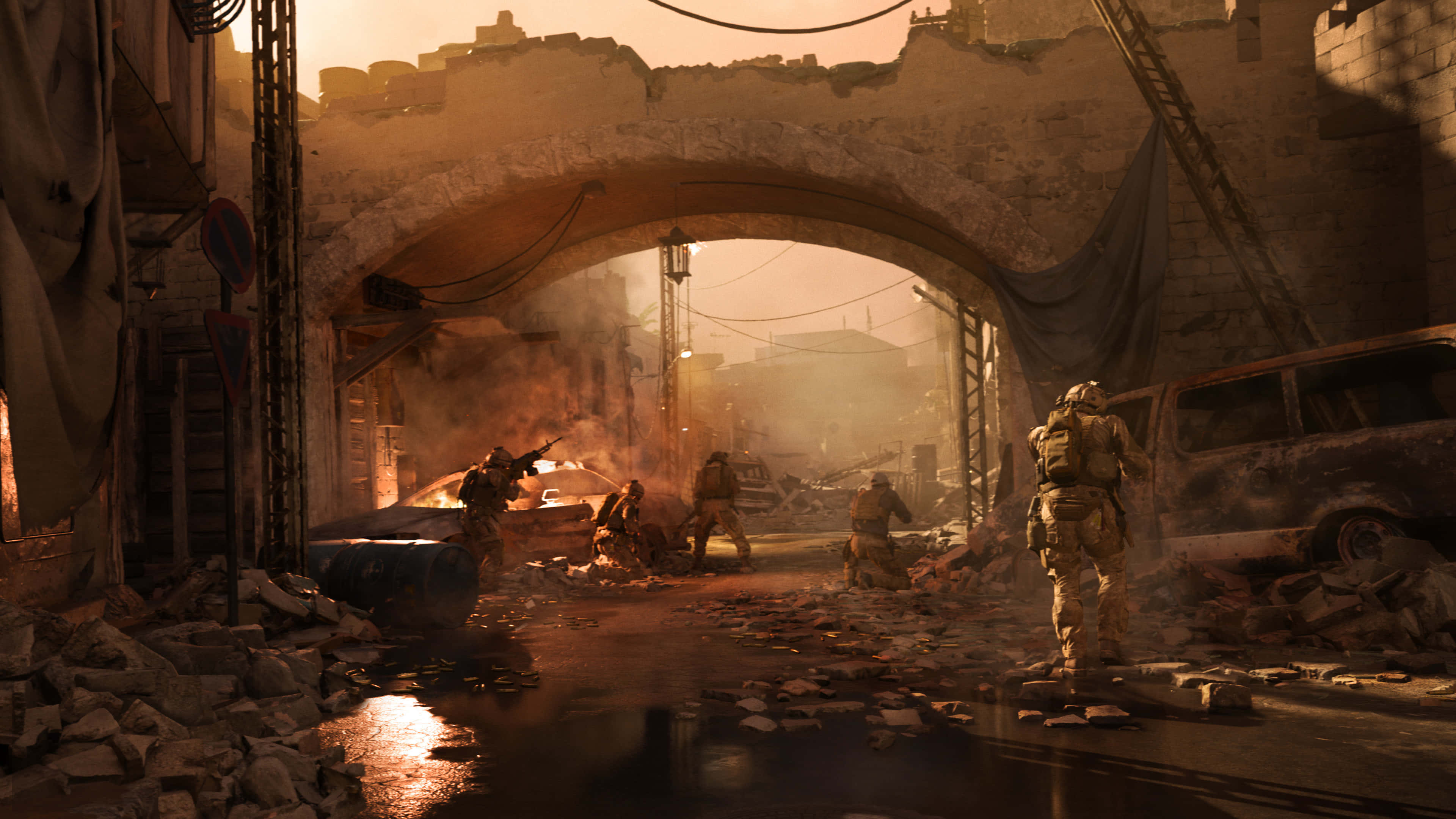 HD Call Of Duty Modern Warfare 桌布 壁紙 — 士兵們在朦朧的橙色天空下，穿過一條戰火摧殘的城市小巷，兩旁是 crumbling 的石拱門和燃燒的殘骸。
