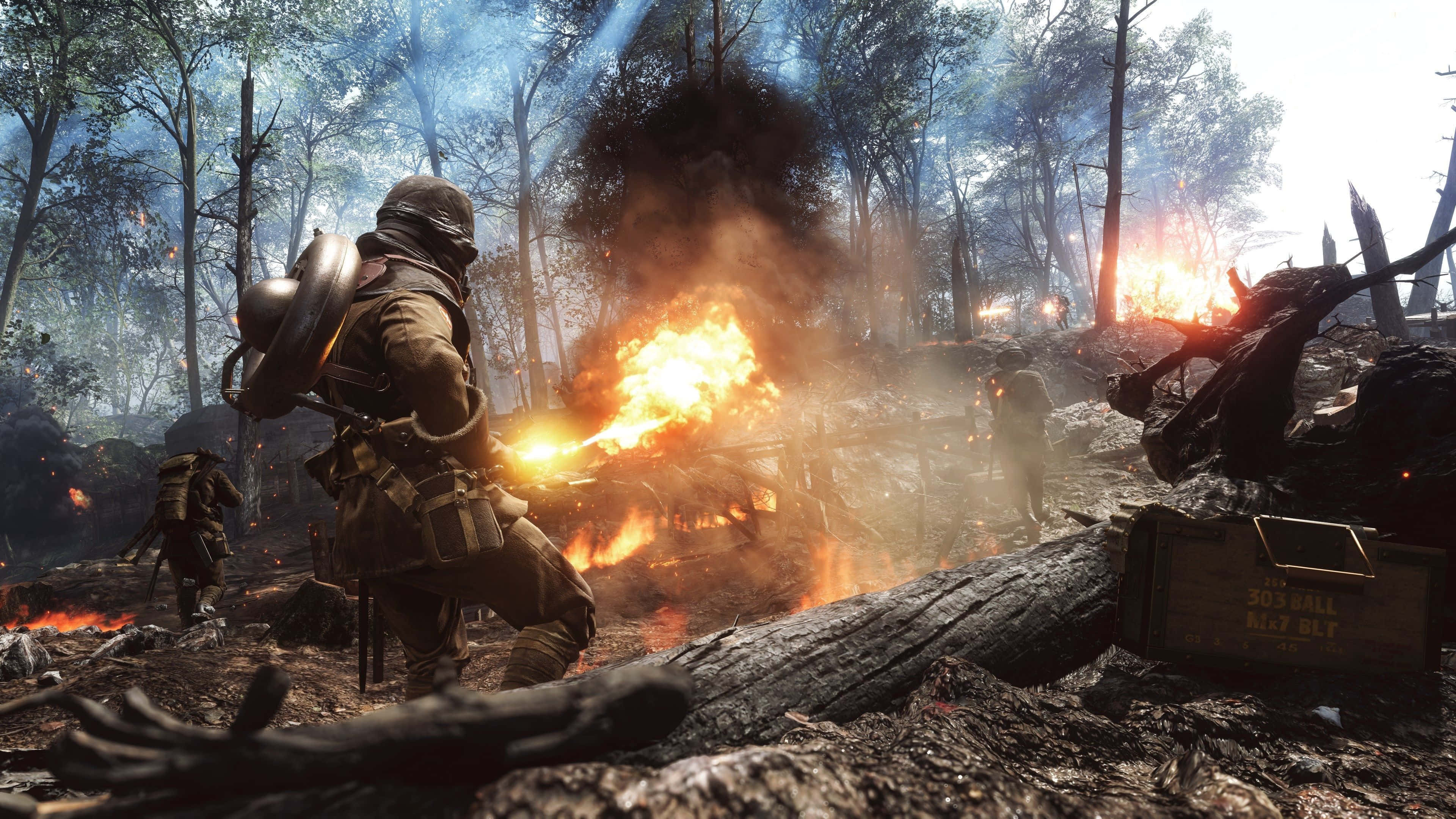 4K Battlefield 桌布 壁紙 — 士兵們在煙霧瀰漫的天空下，穿越被火焰和煙霧吞沒的戰爭蹂躪森林戰場。
