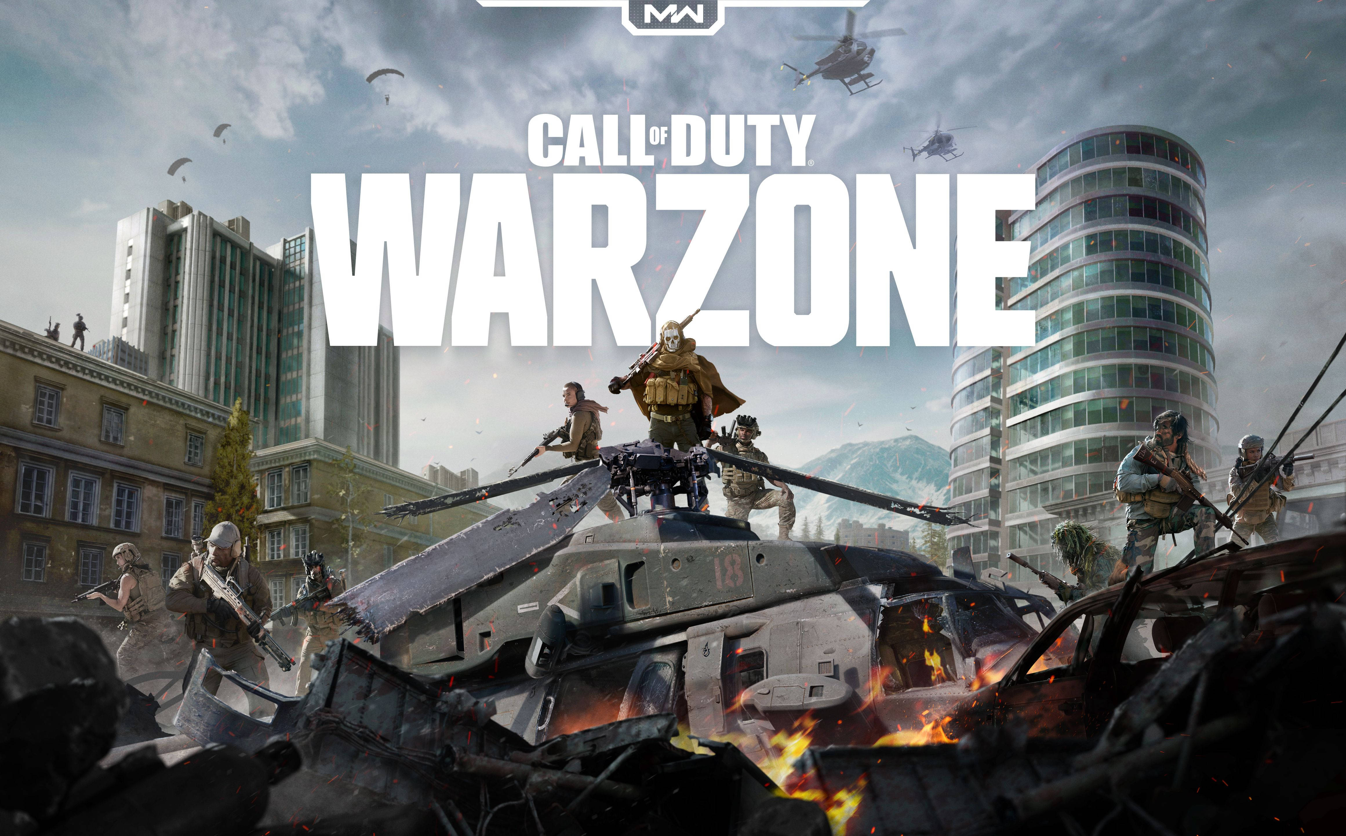 Warzone 桌布 壁紙 — 士兵們在陰天之下，於戰火摧殘的城市景觀中，在墜毀直升機的燃燒殘骸中戰鬥。