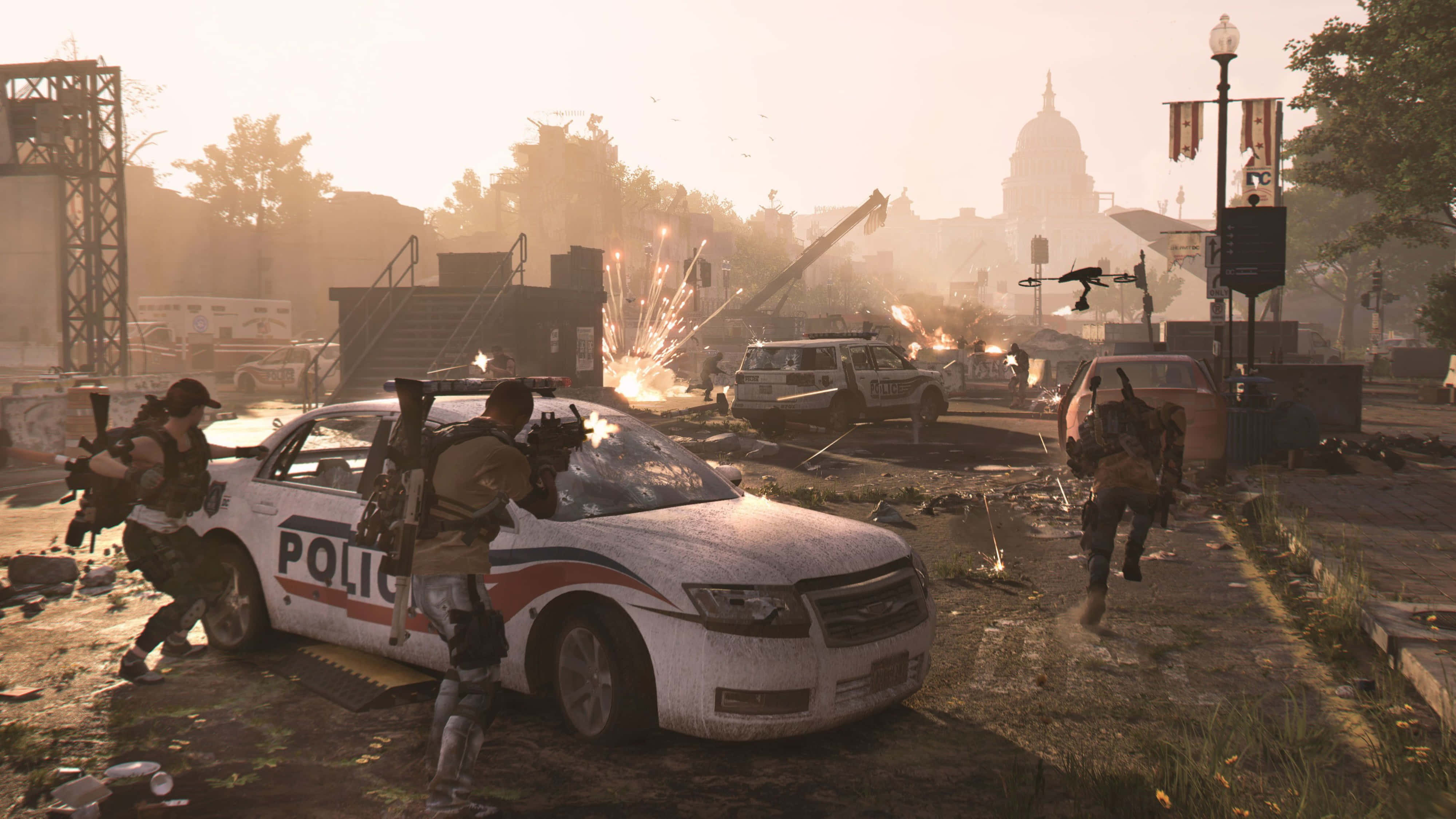 The Division 2 4K 桌布 壁紙 — 士兵們在陽光普照的城市廢墟中，於被毀的警車和爆炸之間戰鬥，遠處有圓頂建築在煙霧中若隱若現。