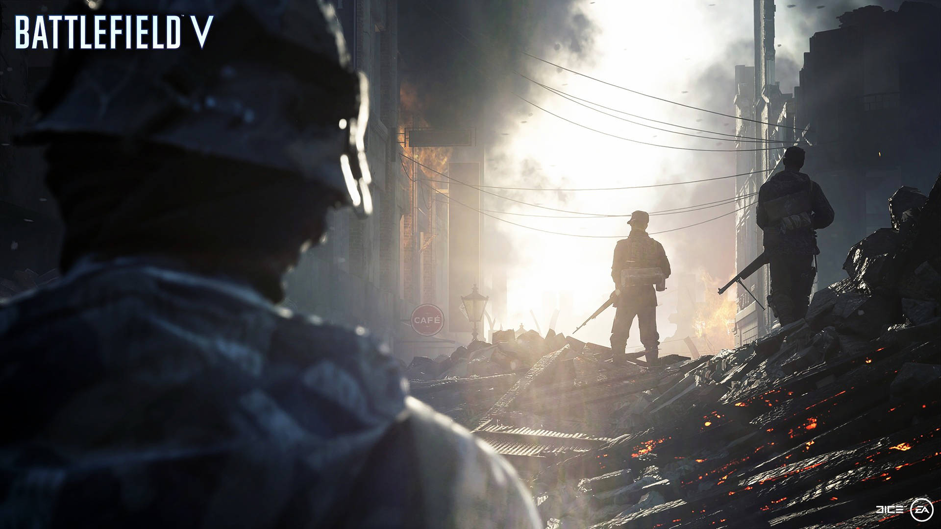 soldier 桌布 壁紙 — 士兵們在陽光照耀的戰區中，穿過瓦礫和煙霧，周圍有燃燒的碎片和破損的建築物。