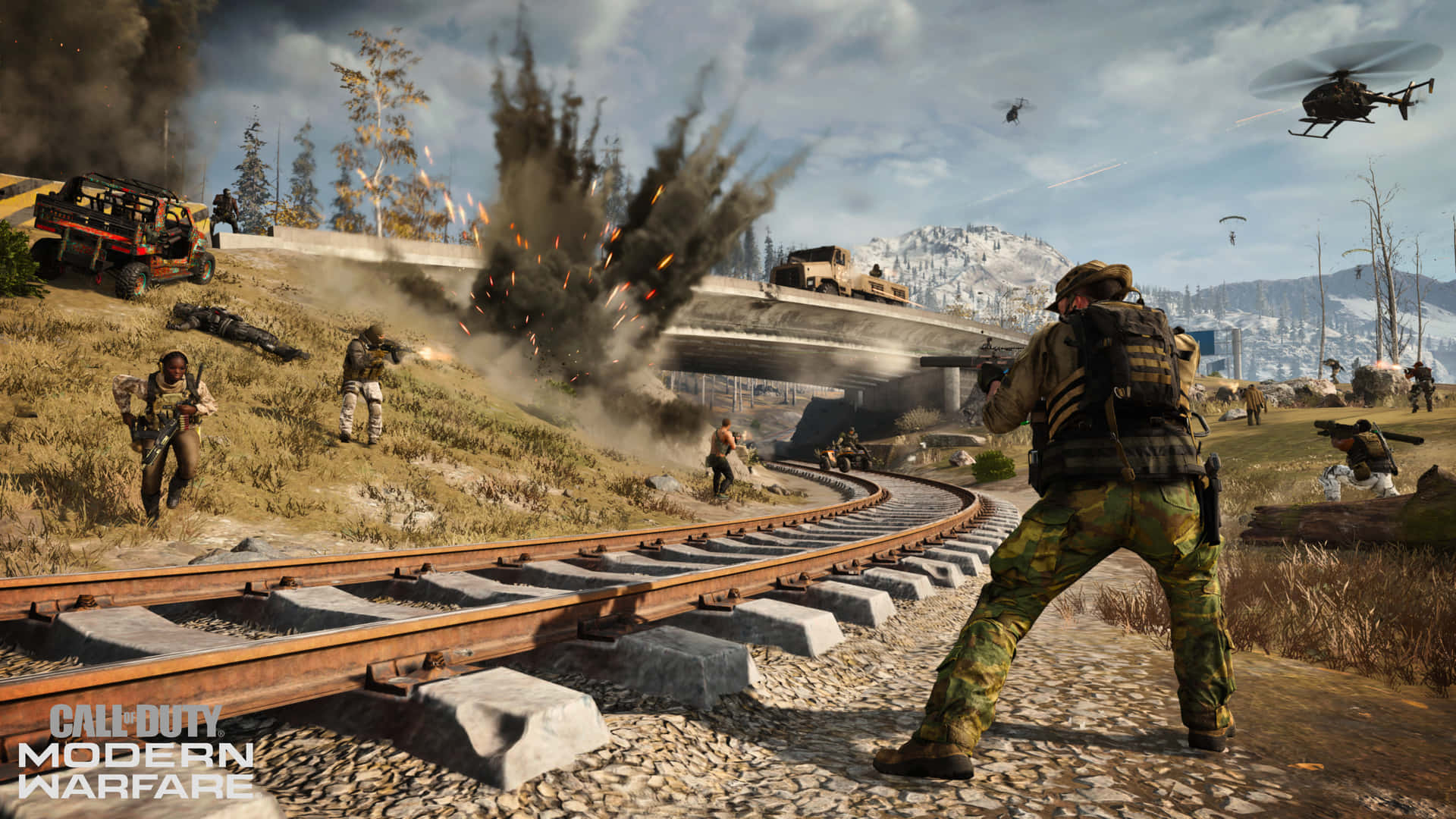 1920x1080 Call Of Duty Modern Warfare 桌布 壁紙 — 士兵們沿著積雪的鐵路軌道戰鬥，爆炸爆發，直升機在頭頂飛過，形成混亂的冬季戰爭場景。