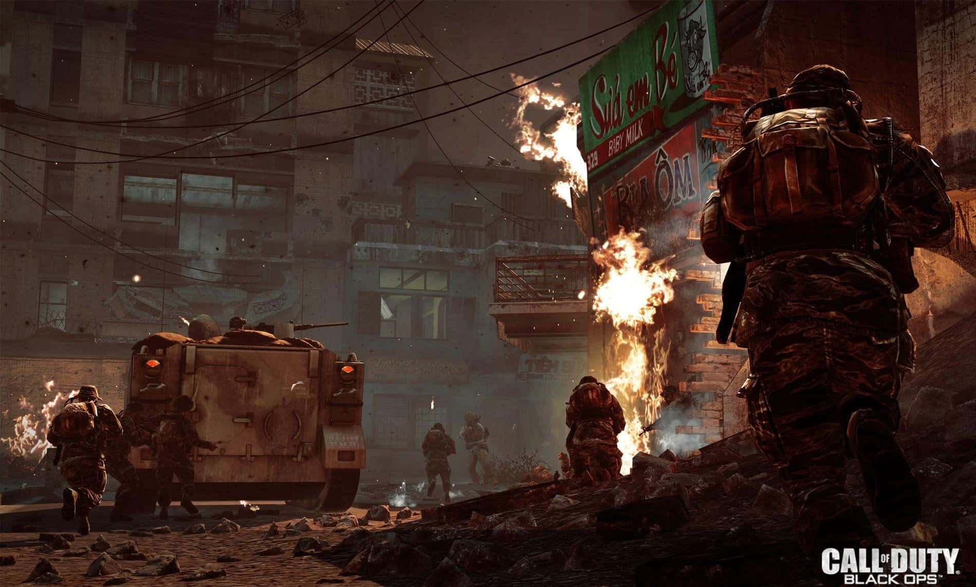 Call Of Duty First Person Shooter 桌布 壁紙 — 士兵們穿過燃燒的城市街道前進，火焰從倒塌的建築物中噴出。