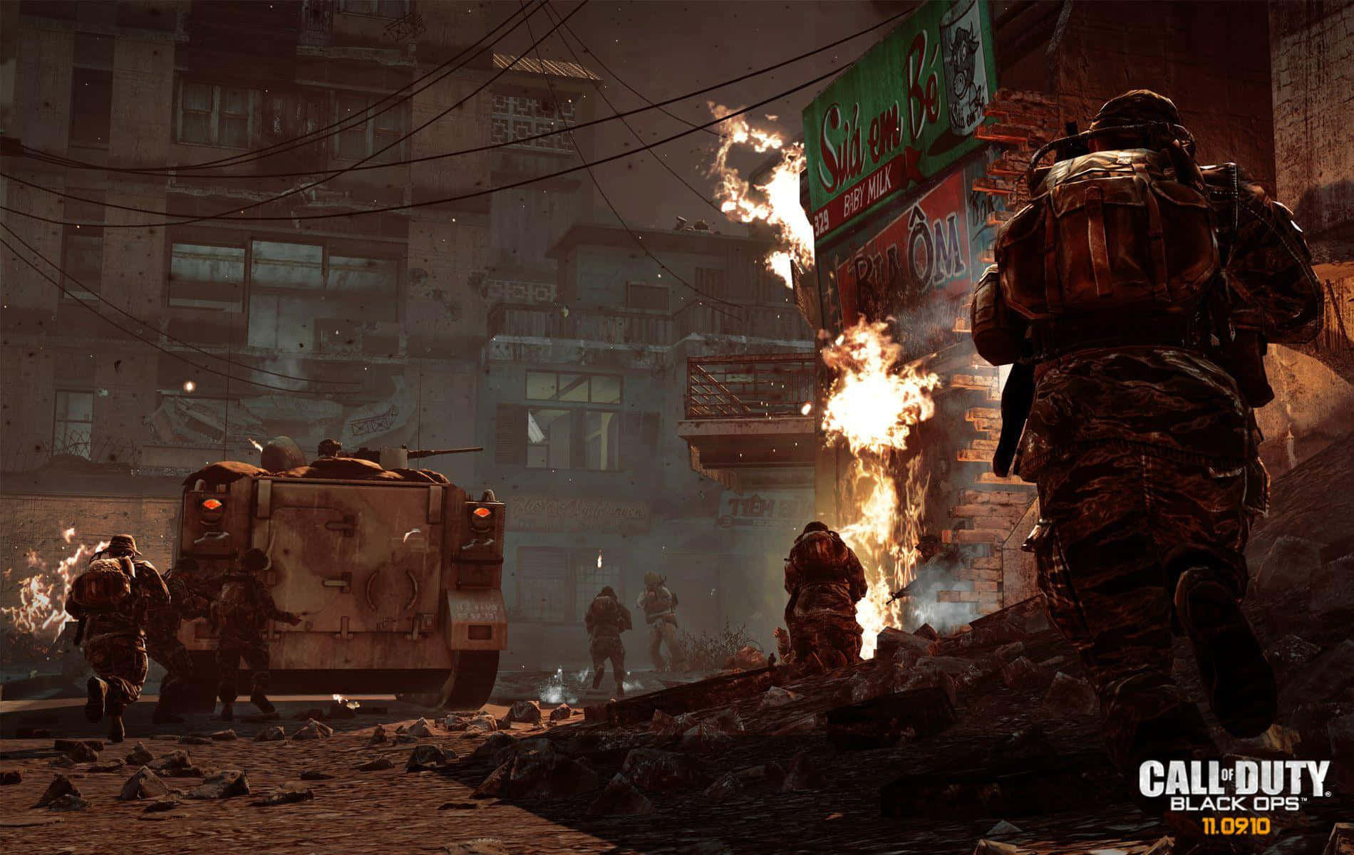 First-person Shooter 桌布 壁紙 — 士兵們穿過燃燒的城市街道前進，火焰從倒塌的建築物中噴出。