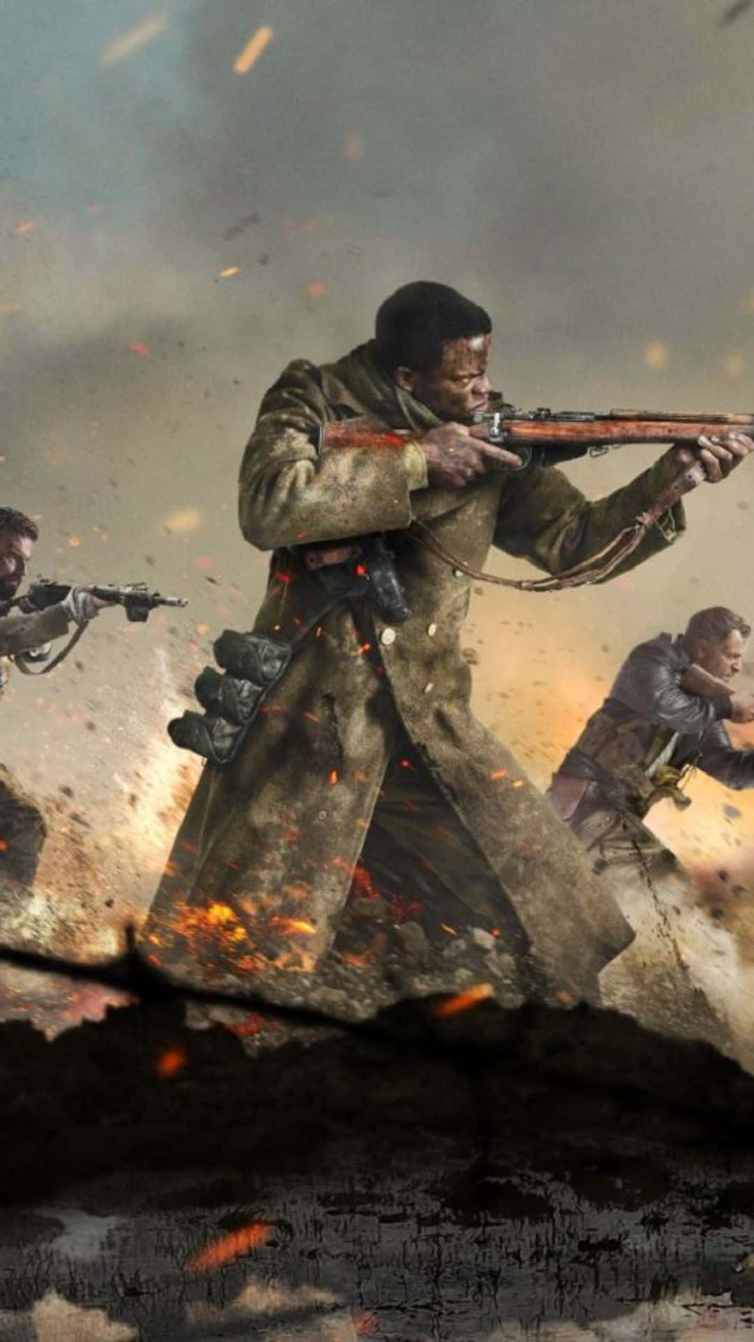 World War 2 桌布 壁紙 — 士兵們身穿泥濘的戰壕大衣，在爆炸和飛揚的碎片中，於混亂的戰場上開火步槍。