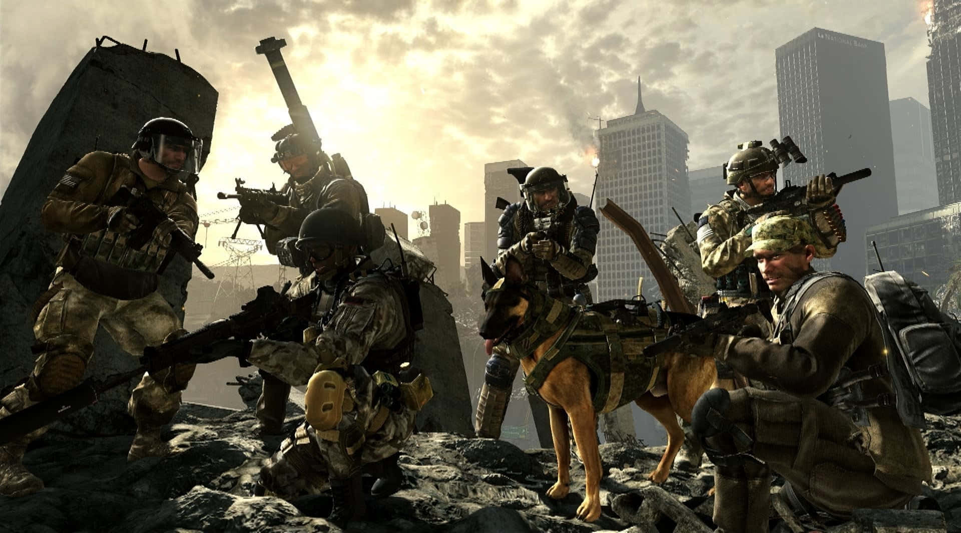 使命召喚 桌布 壁紙 — 士兵和一隻軍犬蹲在廢墟中，背景是朦朧夕陽下的毀滅城市景觀。
