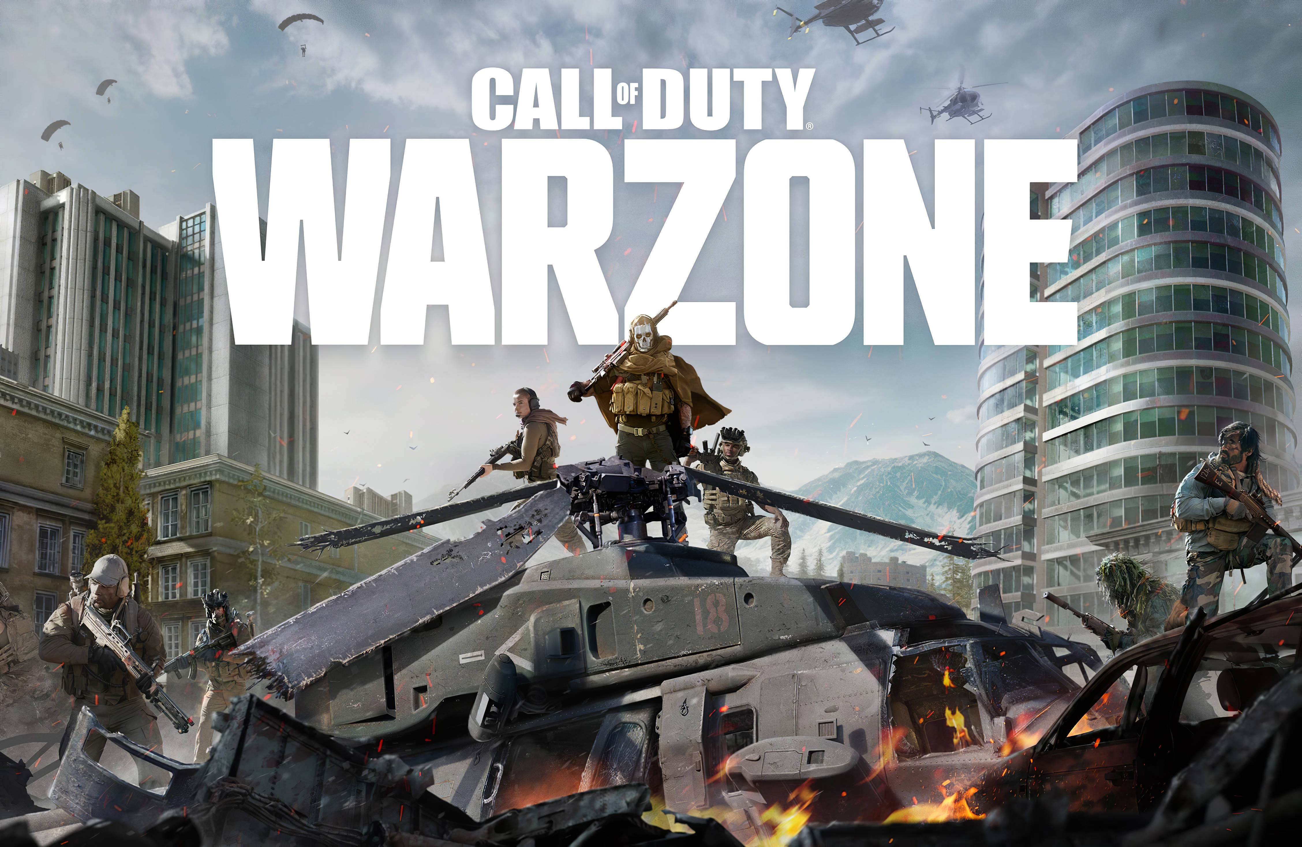 Warzone 桌布 壁紙 — 士兵在多雲天空下的廢墟城市景觀中，在一架被毀的直升機頂上戰鬥，頭頂有直升機和降落傘。