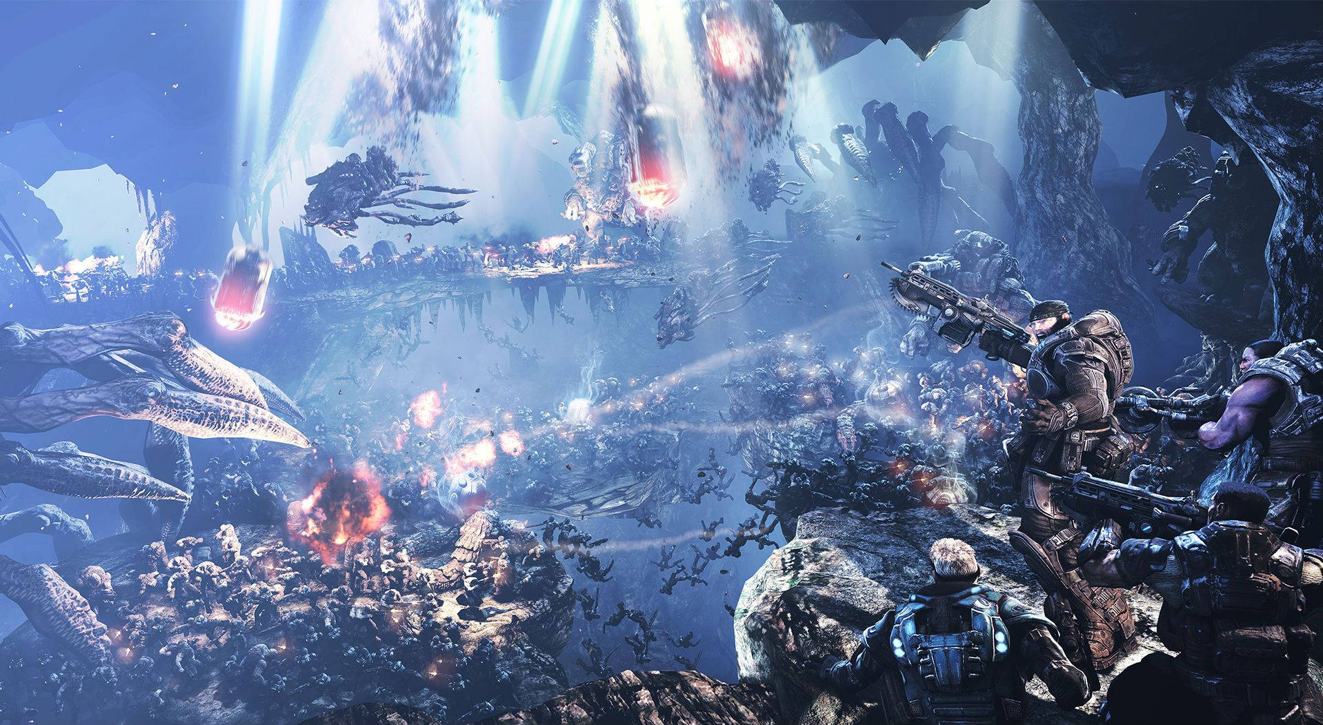 Gears Of War 桌布 壁紙 — 士兵在發光的洞穴中與外星生物戰鬥，洞穴內有漂浮的碎片和熾熱的爆炸。
