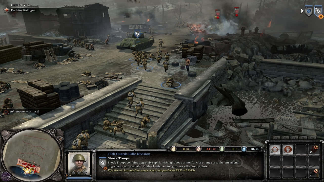 720p Company Of Heroes 2 桌布 壁紙 — 士兵在陰天之下，穿過一個被戰爭摧毀的城市戰場，到處是燃燒的建築物和瓦礫。