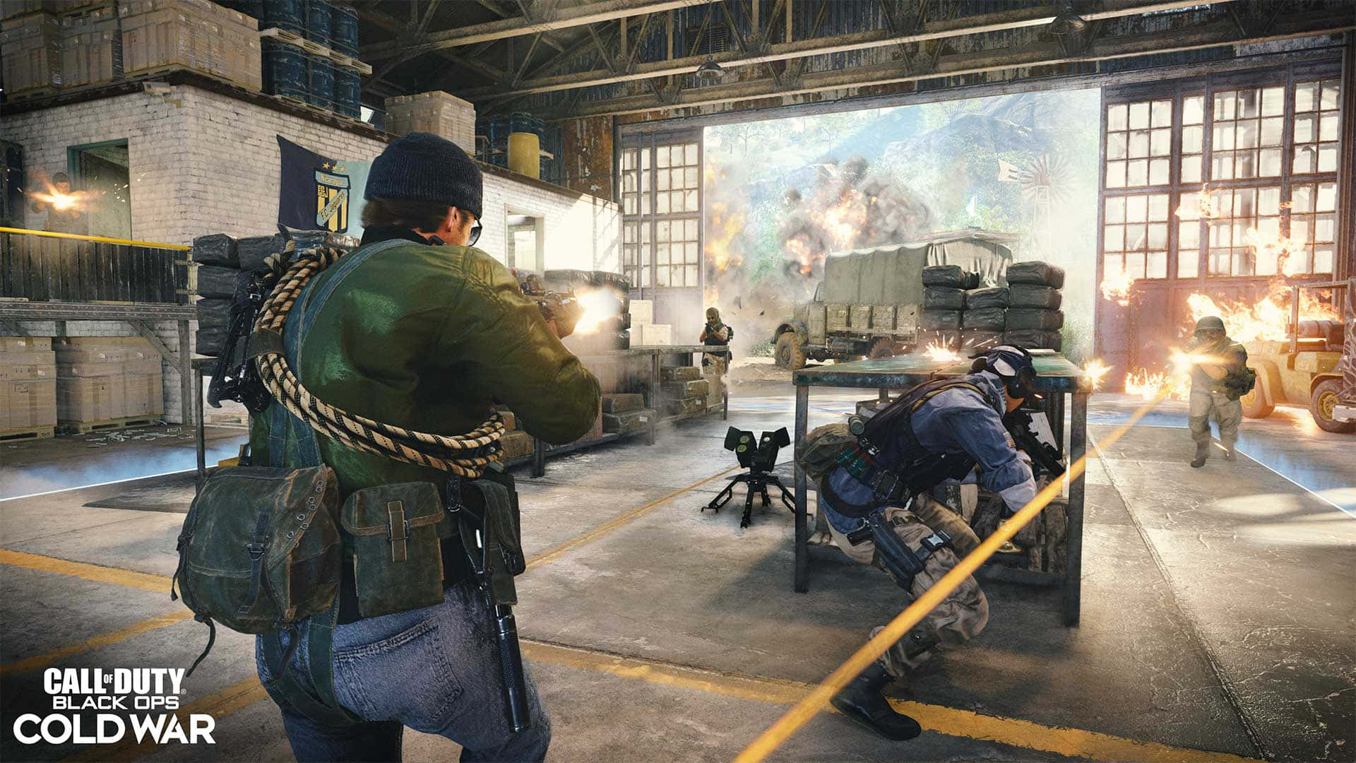 Call Of Duty Black Ops Cold War 桌布 壁紙 — 士兵在骯髒的倉庫中進行激烈的槍戰，爆炸和槍口閃光照亮了工業環境。