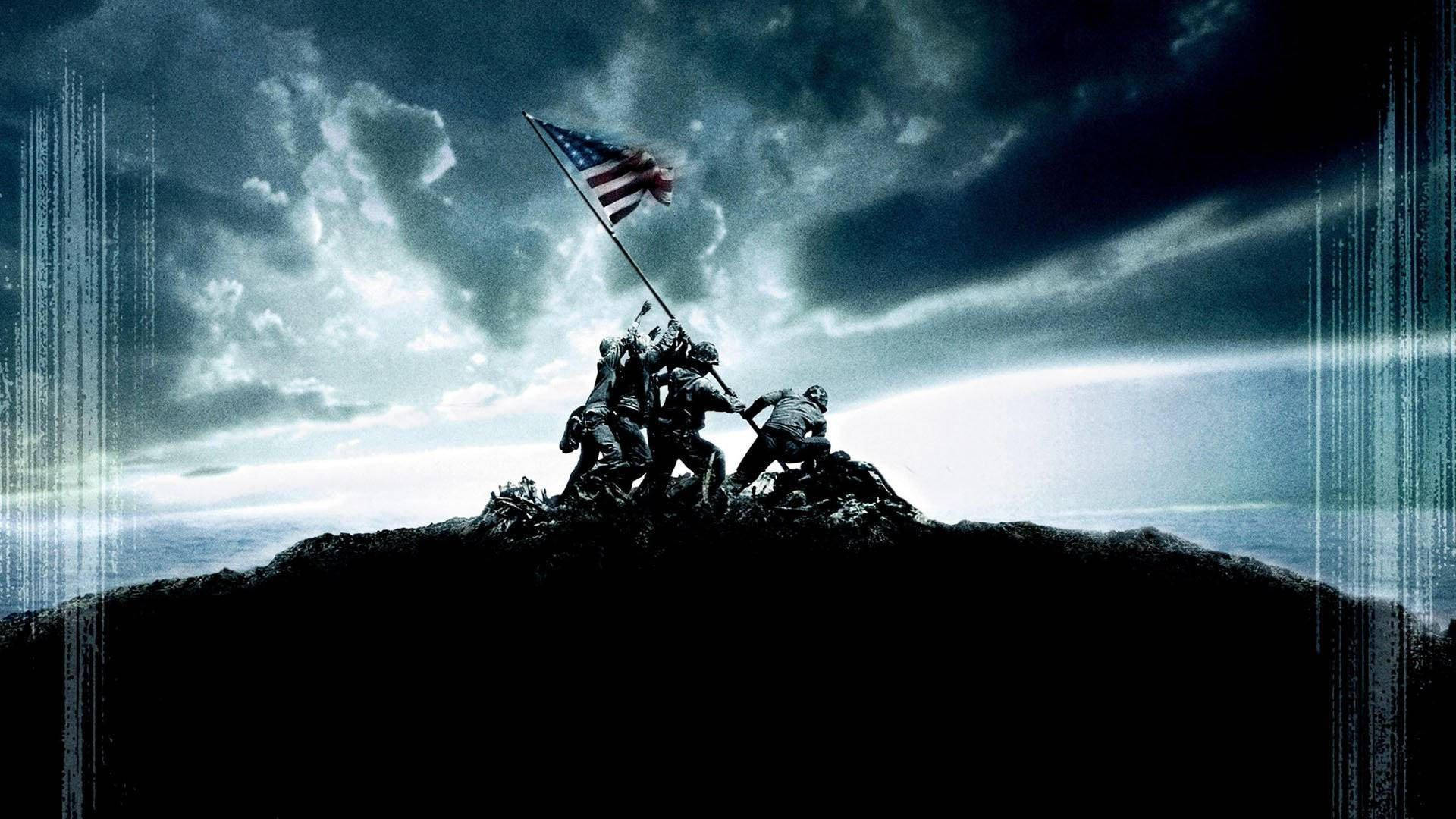 American 桌布 壁紙 — 士兵在黑暗的山頂上，在暴風雨的天空下，以戲劇性的燈光升起美國國旗。