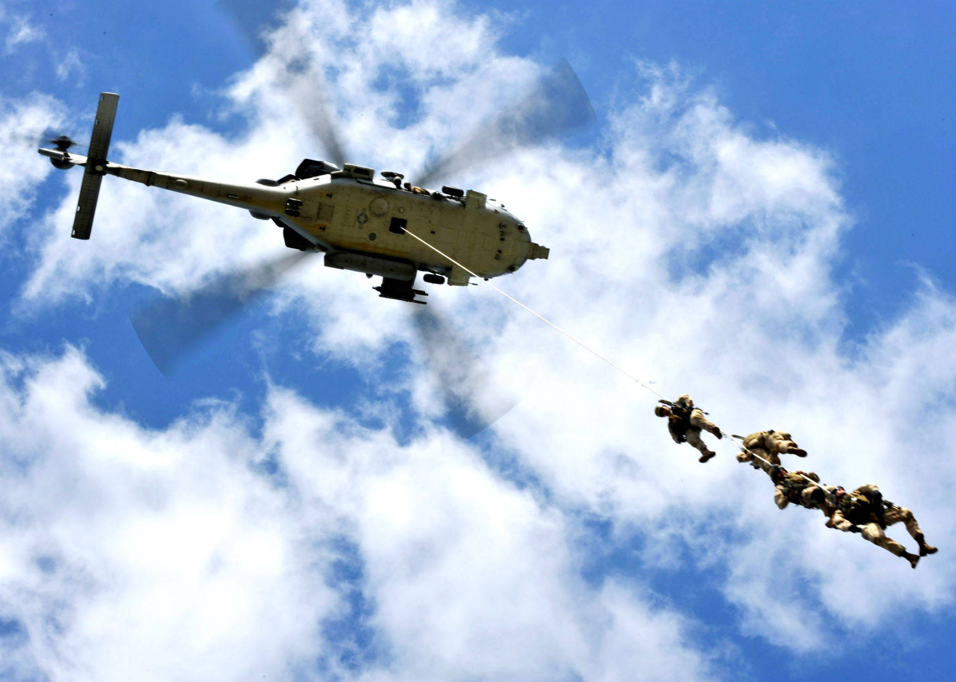 Helicopter 桌布 壁紙 — 士兵從軍用直升機垂降，背景是明亮的藍天和蓬鬆的白雲。