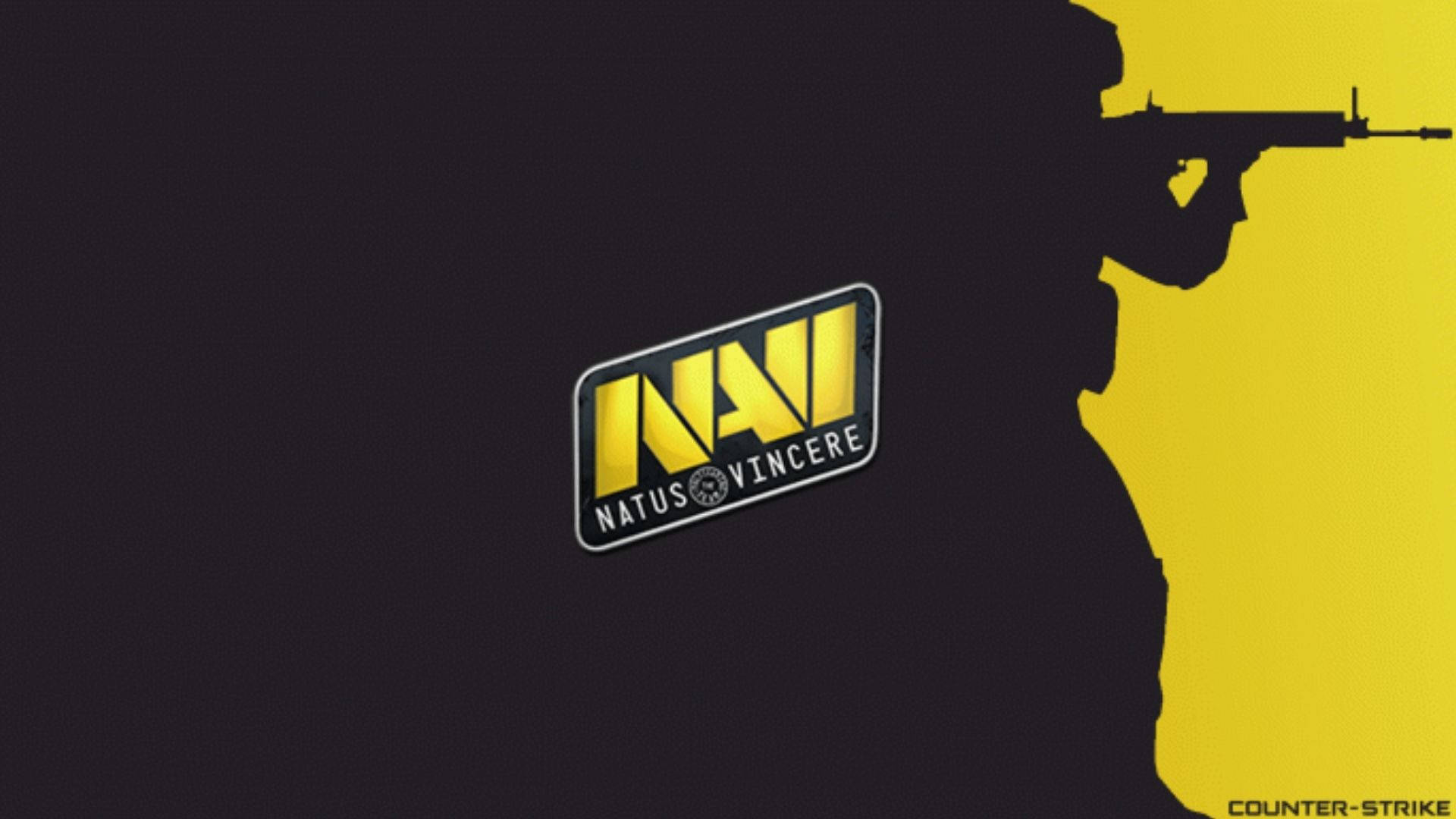 Natus Vincere 桌布 壁紙 — 士兵持步槍剪影，背景為黑黃分割色，附有NAVI Counter-Strike標誌。