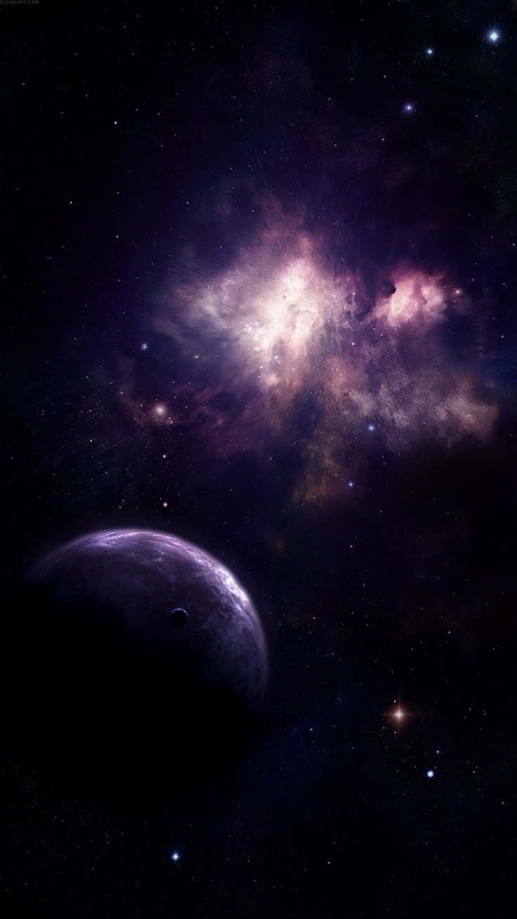 地球 桌布 壁紙 — 壯麗的紫色星雲在星空背景下發光，前景中有一顆黑暗行星。