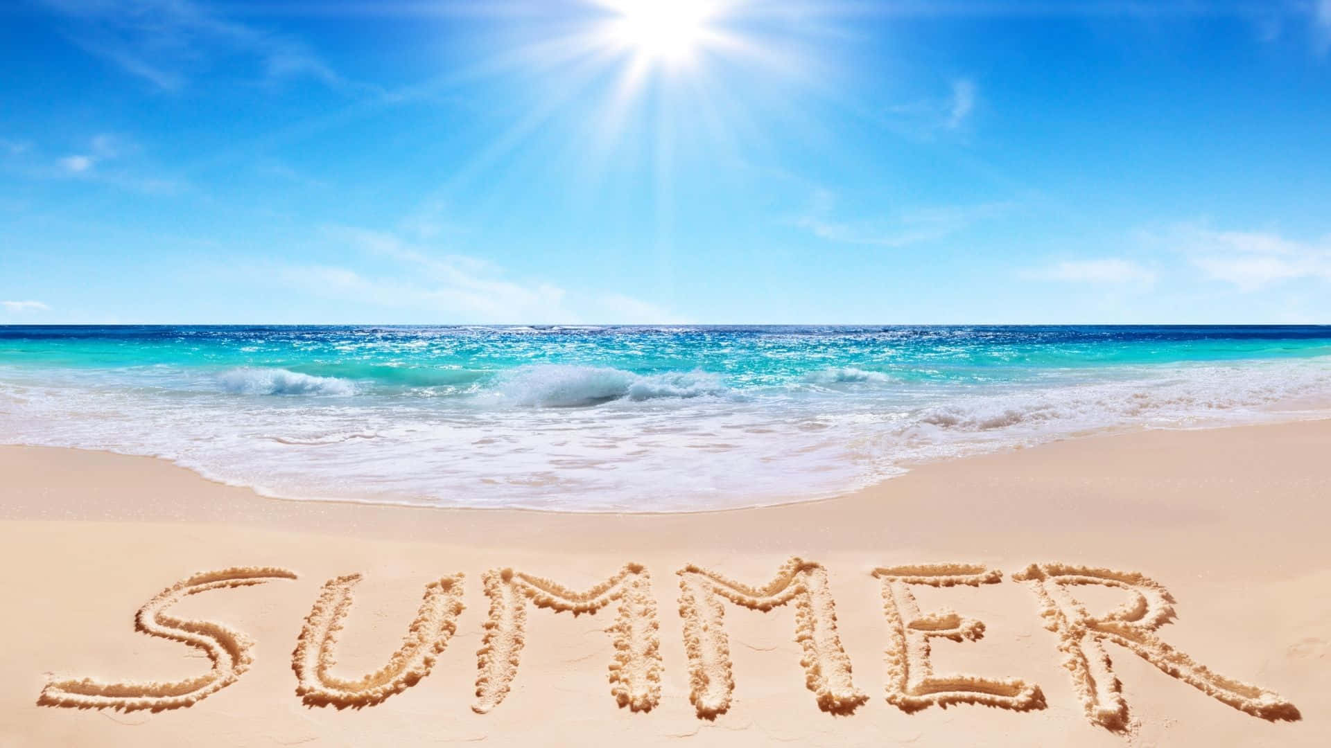 全高清 桌布 壁紙 — 「夏天」這個詞寫在沙灘的沙子上，沙灘陽光燦爛，有藍綠色的海浪和清澈的藍天。