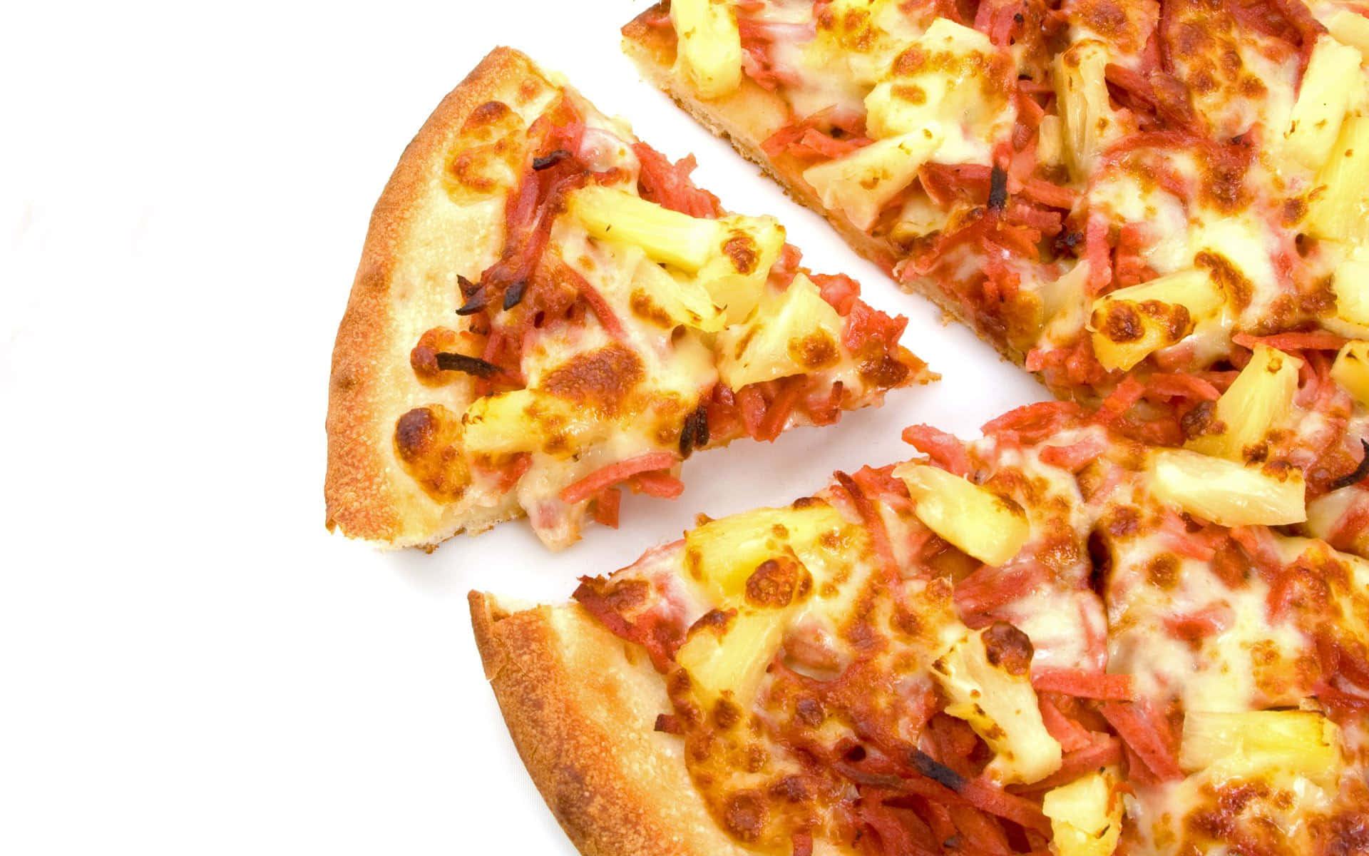 Pizza 桌布 壁紙 — 夏威夷披薩的特寫，金黃色的餅皮、融化的起司、鳳梨塊和火腿片，襯托在純白色的背景上。