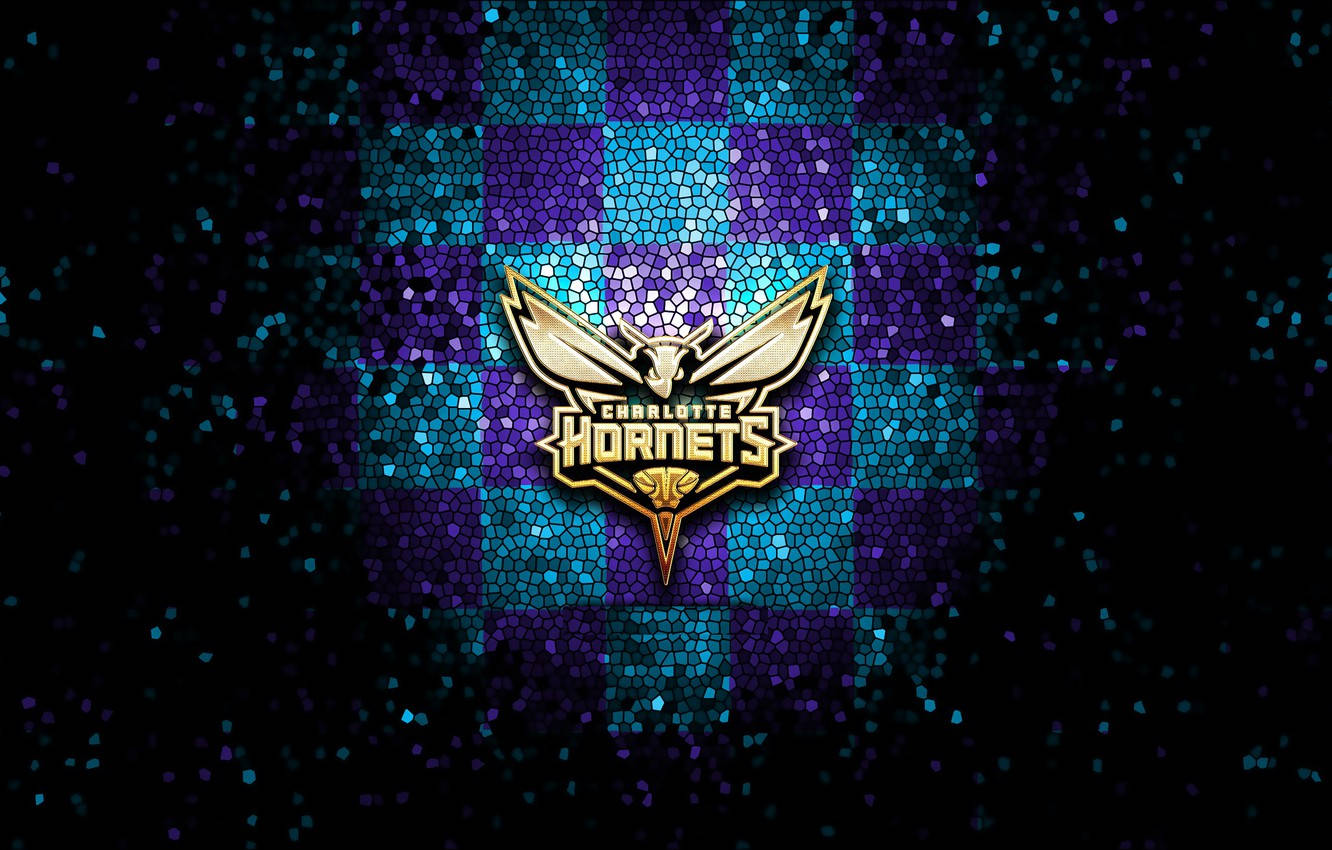 Hornets 桌布 壁紙 — 夏洛特黃蜂隊標誌在深色背景上，以金色閃耀，襯托著藍綠色和紫色瓷磚的閃爍馬賽克。