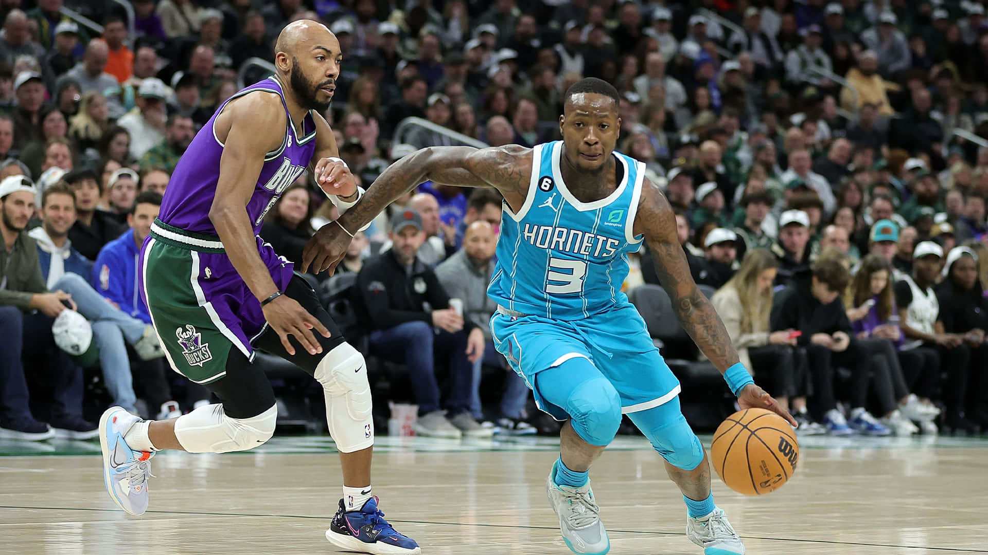 NBA 桌布 壁紙 — 夏洛特黃蜂隊球員運球，同時被沙加緬度國王隊球員緊密防守，進行一場激烈的NBA比賽。