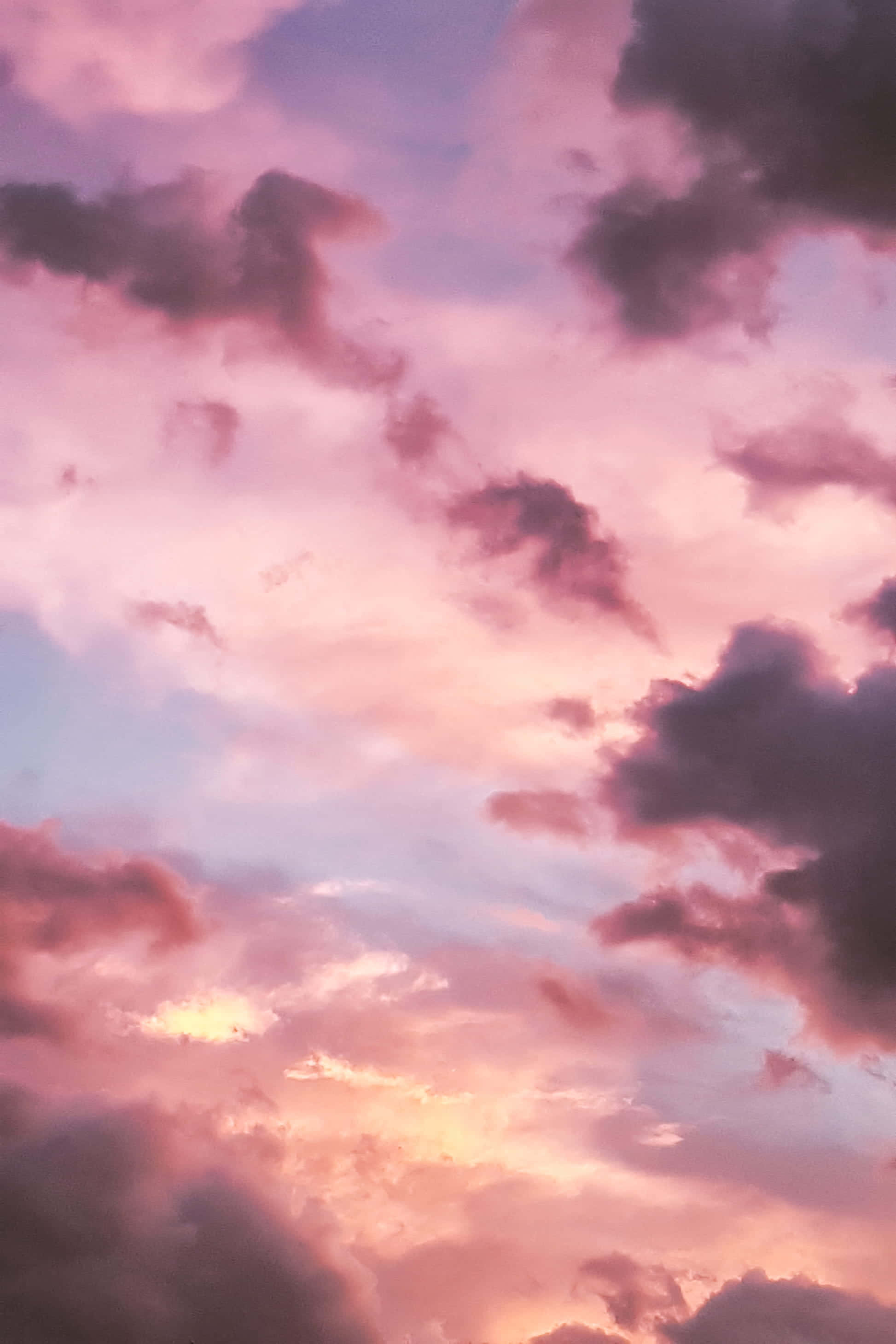 美學雲朵 桌布 壁紙 — 夕陽下，柔和的粉紅色和紫色雲彩閃耀，構成戲劇性的天空。