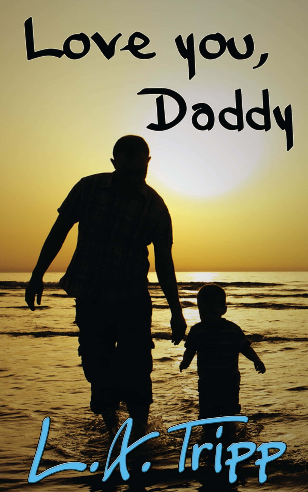 daddy 桌布 壁紙 — 夕陽下，父親和孩子手牽手沿著陽光明媚的海灘散步的剪影，帶文字疊加。