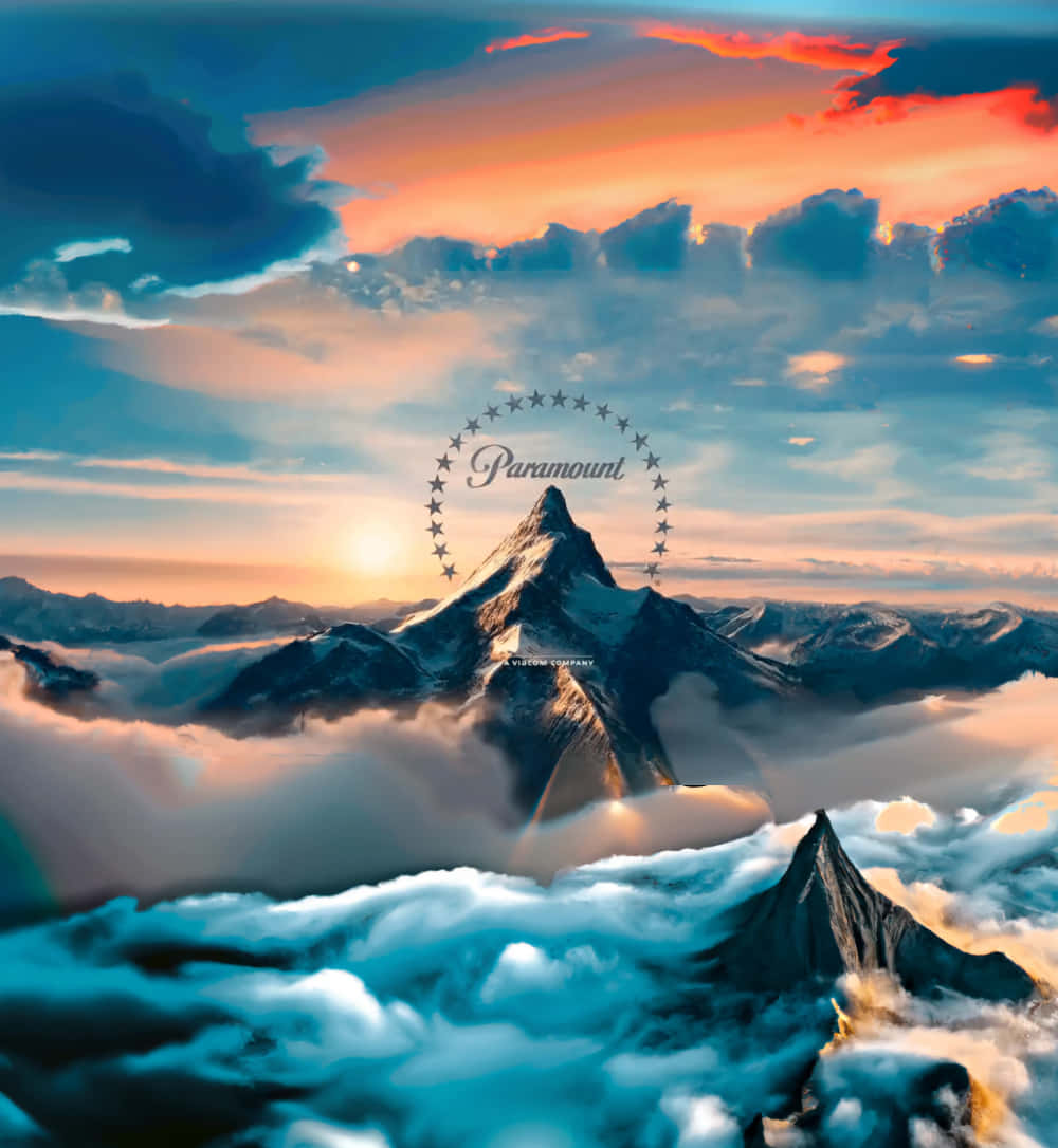 電影 桌布 壁紙 — 夕陽下，雄偉的雪山山峰聳立在旋轉的雲層之上，Paramount 標誌漂浮在上方。