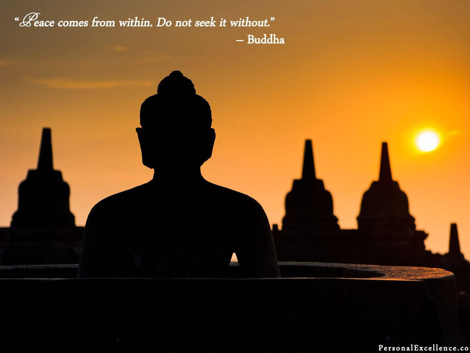 Inspirational Quotes 桌布 壁紙 — 夕陽下佛像剪影，襯以寺廟尖頂和溫暖橙色天空。