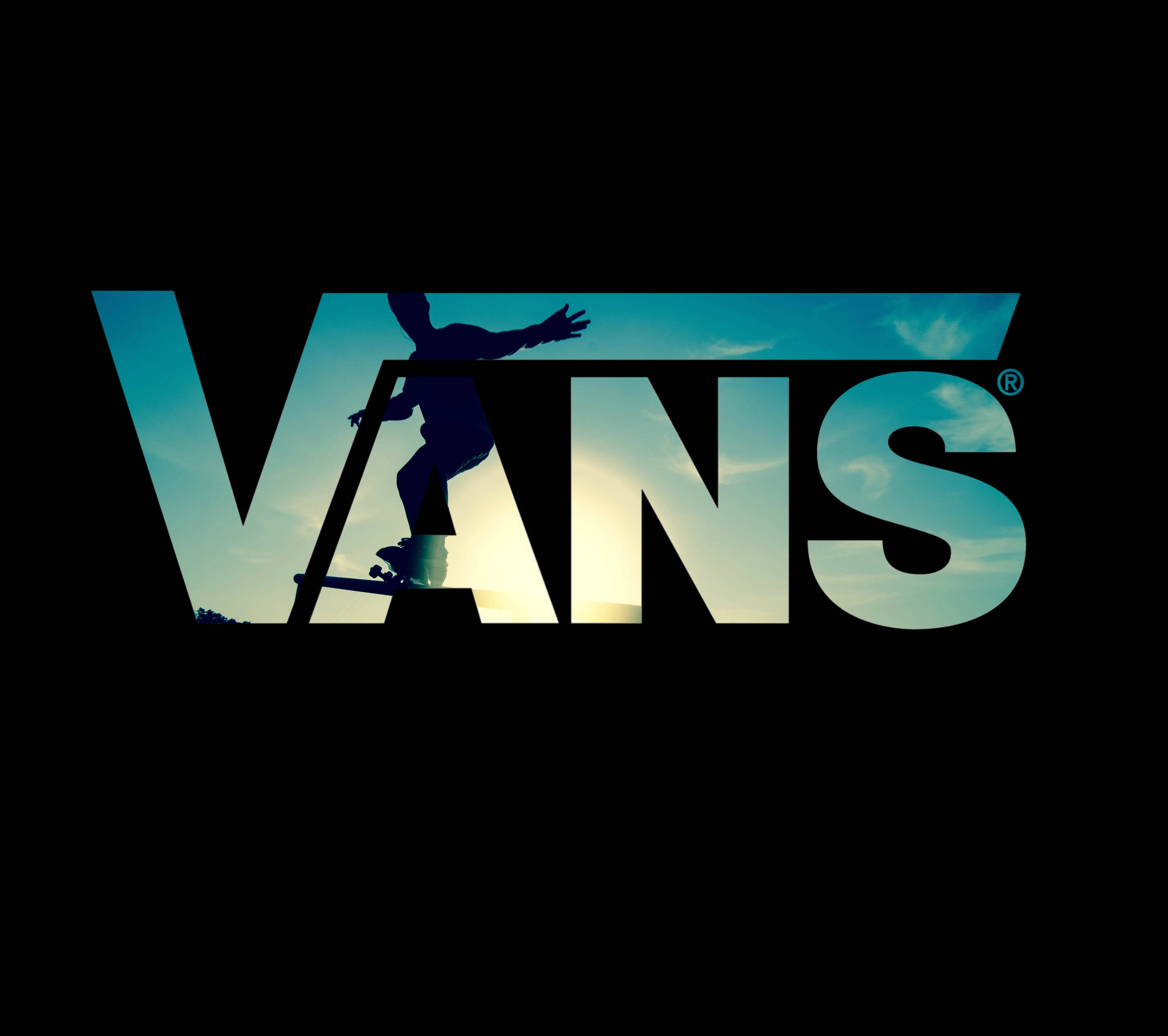 Vans Logo 桌布 壁紙 — 夕陽下漸變天空背景中，VANS標誌內滑板手正在進行技巧動作的剪影。