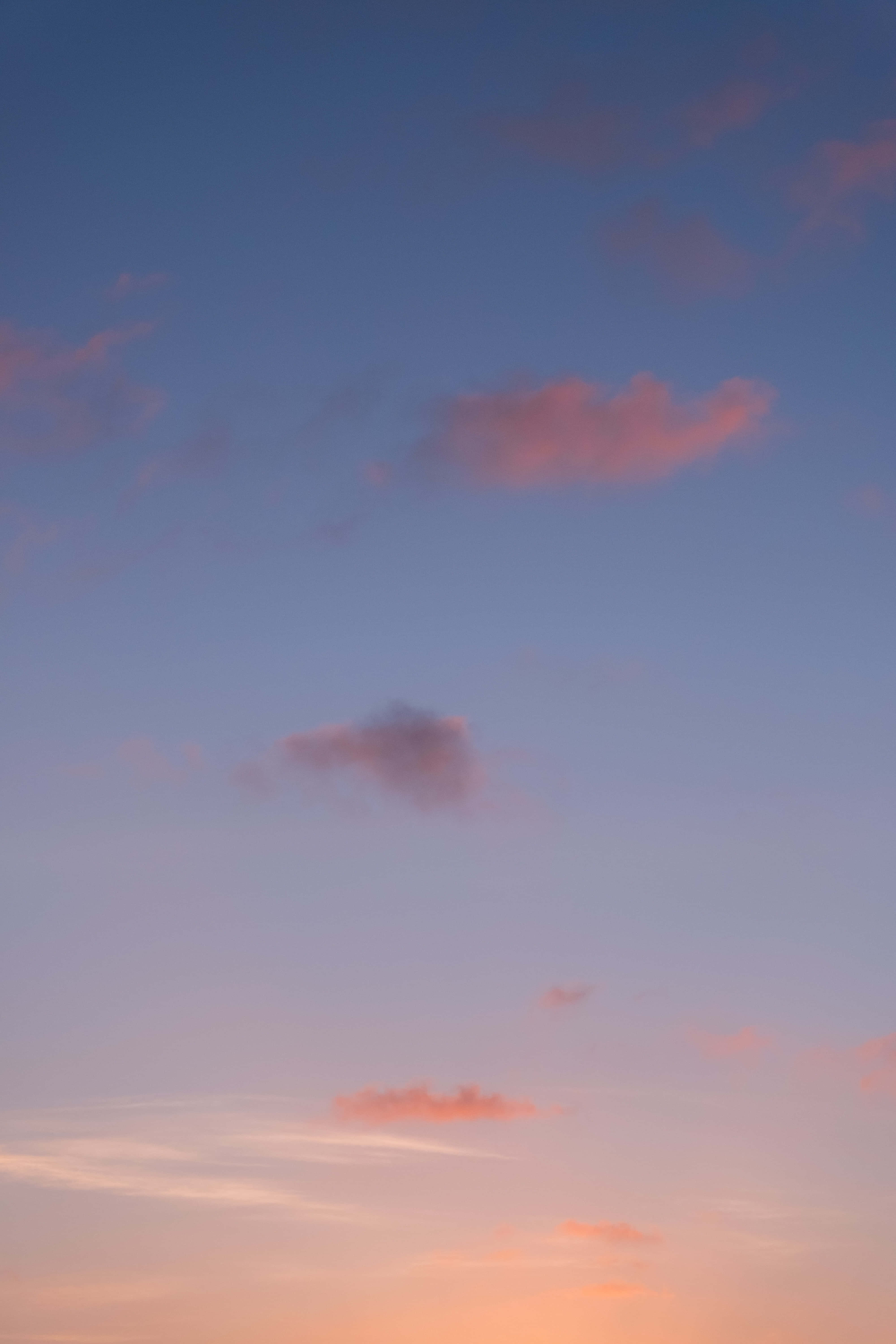 夕陽下飛機飛越海洋 壁紙
