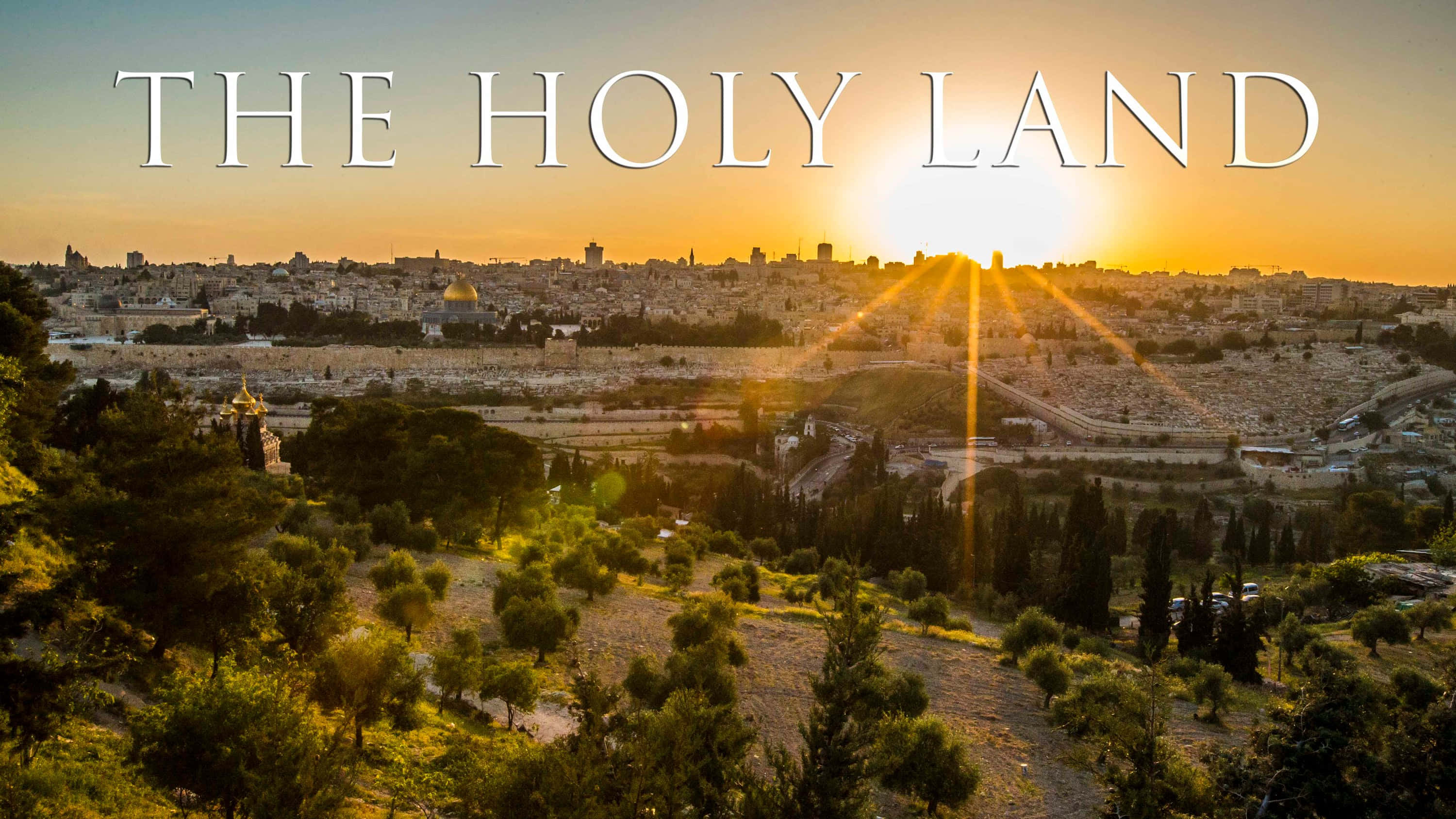 Holy Land 桌布 壁紙 — 夕陽以金色光芒沐浴著古老的耶路撒冷，岩石圓頂在城市景觀頂端閃耀。