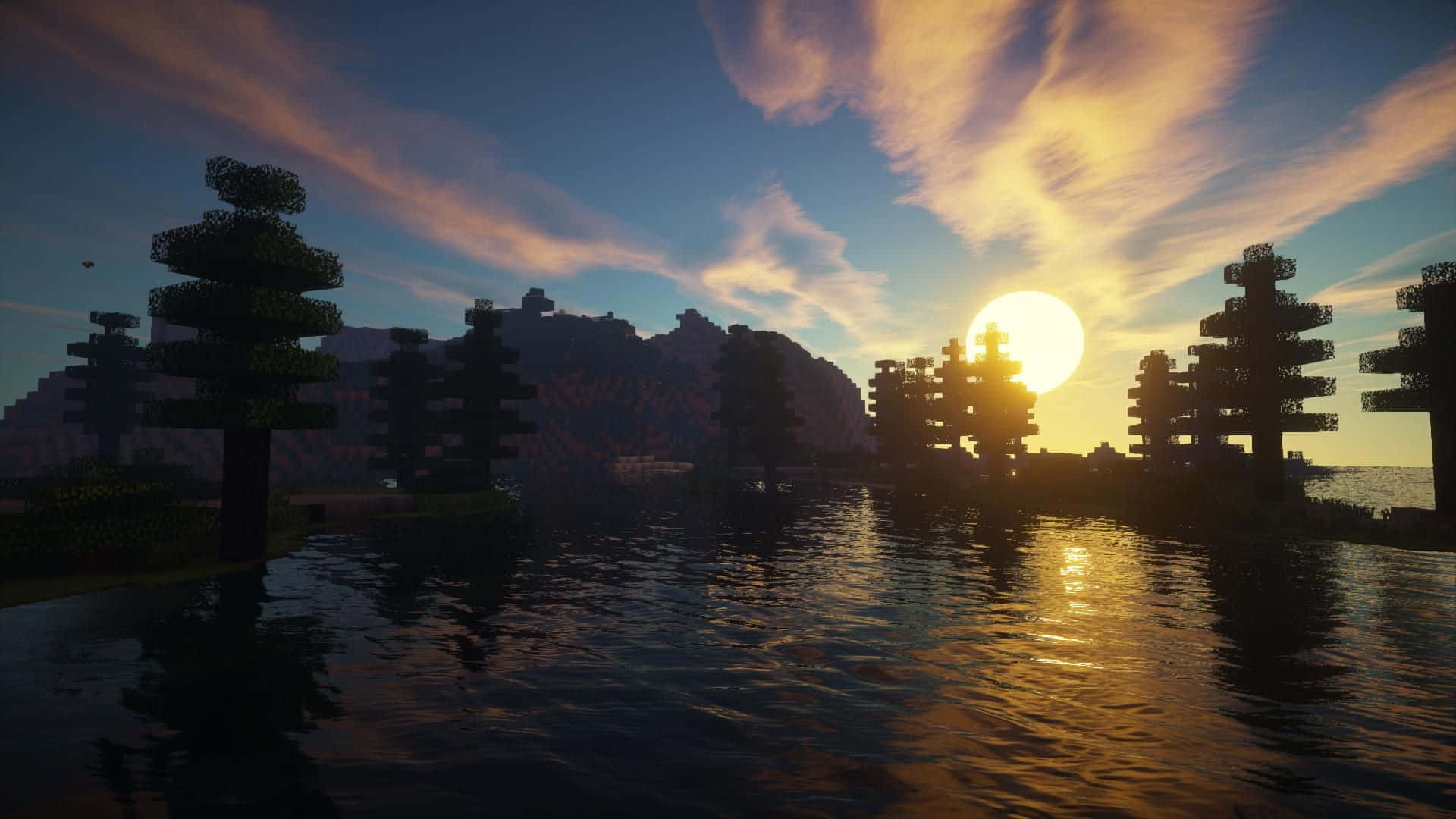 Minecraft Shaders 桌布 壁紙 — 夕陽在 Minecraft 風景中的方塊樹木和山脈上發光，倒映在平靜的水面上。