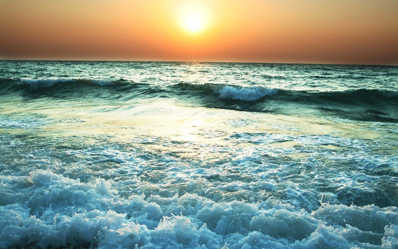 waves 桌布 壁紙 — 夕陽在翻騰的海浪上灑下金色光芒，白色的泡沫沖向海岸。