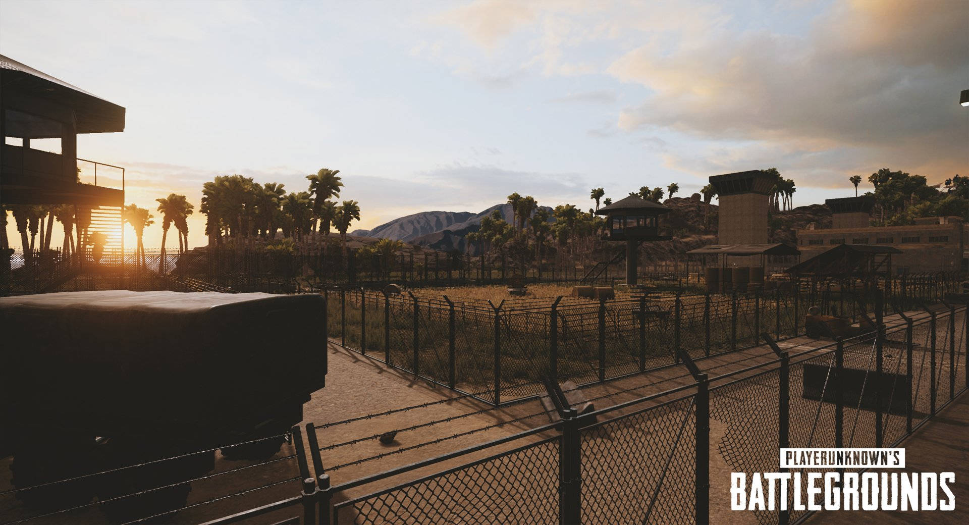 夕陽下一個有棕櫚樹和瞭望塔的圍欄軍事設施。 — PUBG 4K 壁紙 壁紙