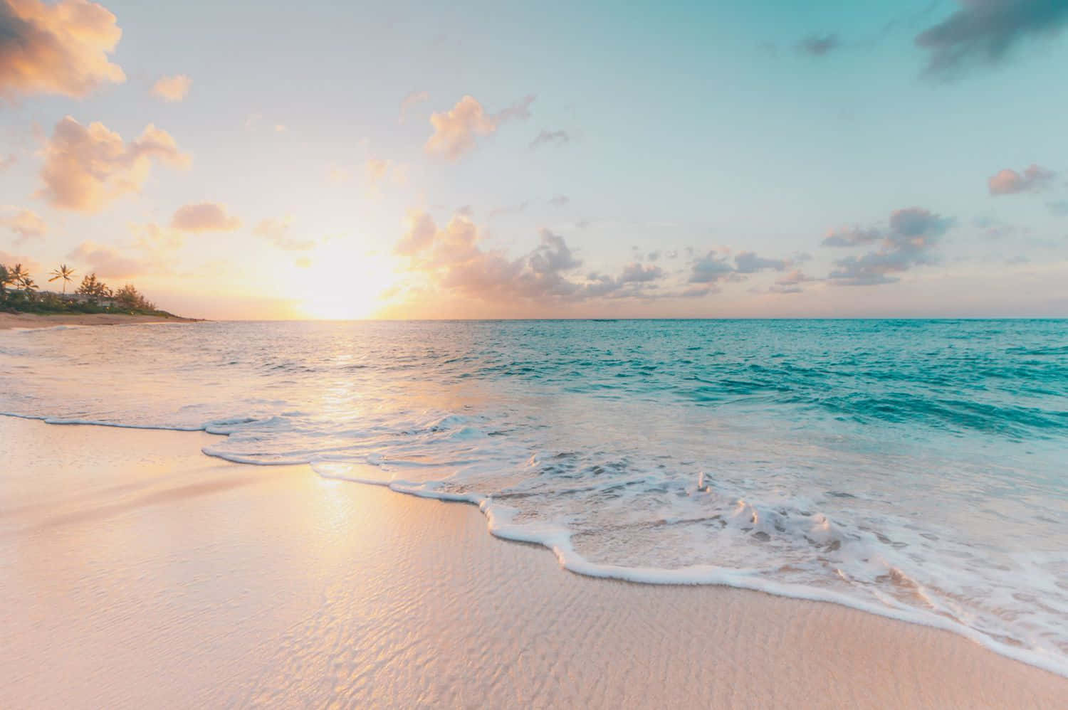 Calming Desktop 桌布 壁紙 — 夕陽將天空染成柔和的蜜桃色和藍色，溫柔的海浪親吻著棕櫚樹環繞的沙灘。
