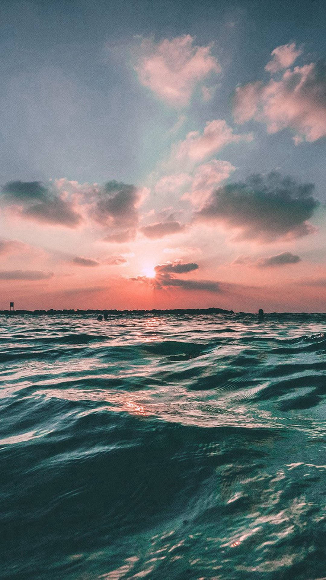 海洋 桌布 壁紙 — 夕陽將天空染成粉紅色和橙色，波浪在海面上蕩漾。