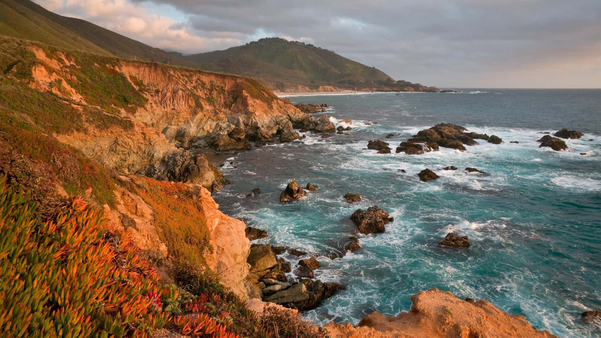 Southern California 桌布 壁紙 — 夕陽將懸崖和破碎的綠松石海浪描繪成火橙色和深綠色的海岸景觀。
