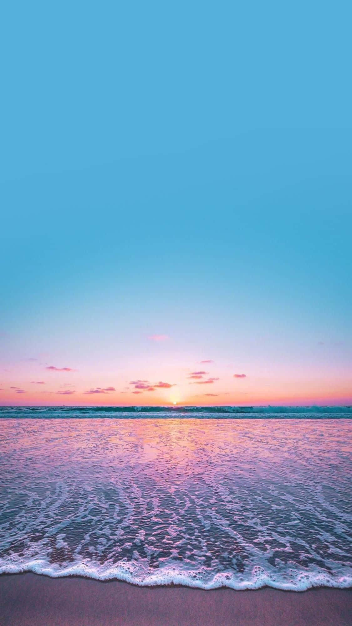 Pink And Blue Aesthetic 桌布 壁紙 — 夕陽將海洋天空染成柔和的粉紅色和藍色，溫柔的海浪親吻著沙灘。