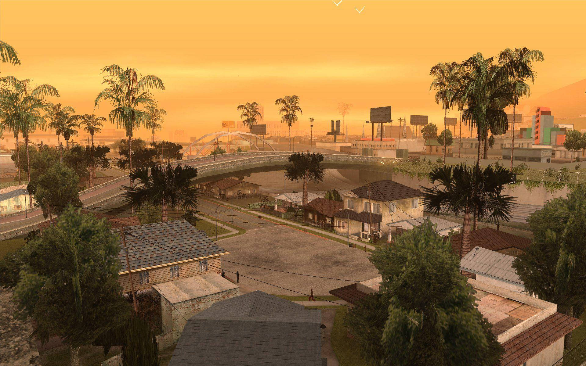 GTA 聖安地列斯 桌布 壁紙 — 夕陽將郊區社區沐浴在溫暖的橙色光芒中，棕櫚樹和房屋沿著運河上的橋樑排列。