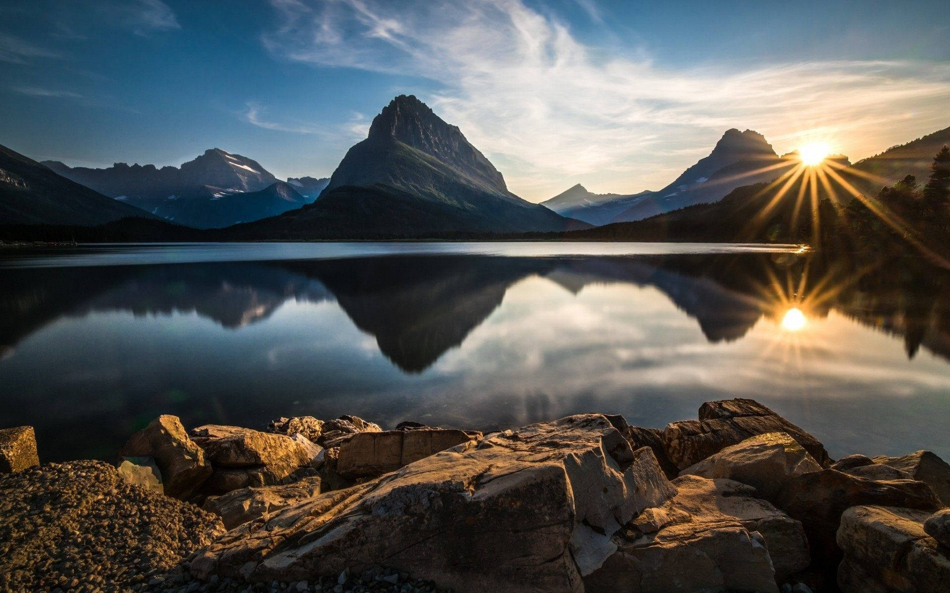 山間湖上的夕陽，完美倒映，岩石前景