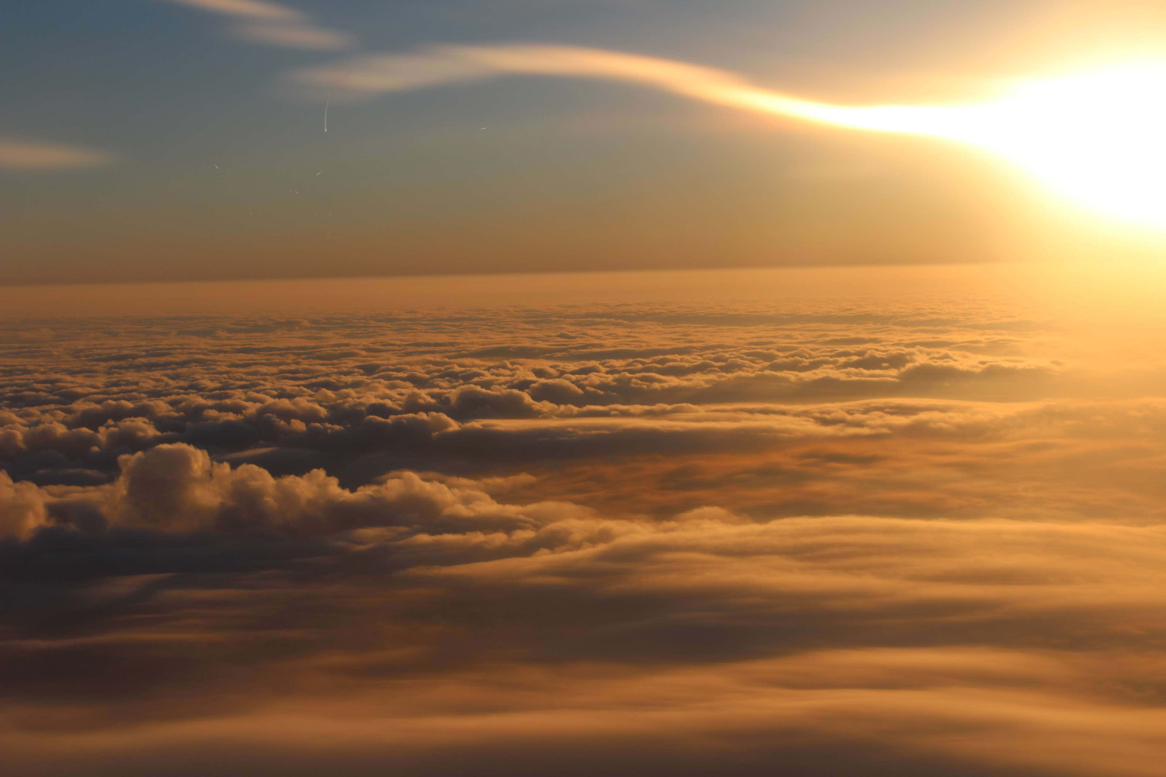 Cloud 桌布 壁紙 — 夕陽從天空之上以溫暖的光芒沐浴著無盡的金色雲層。