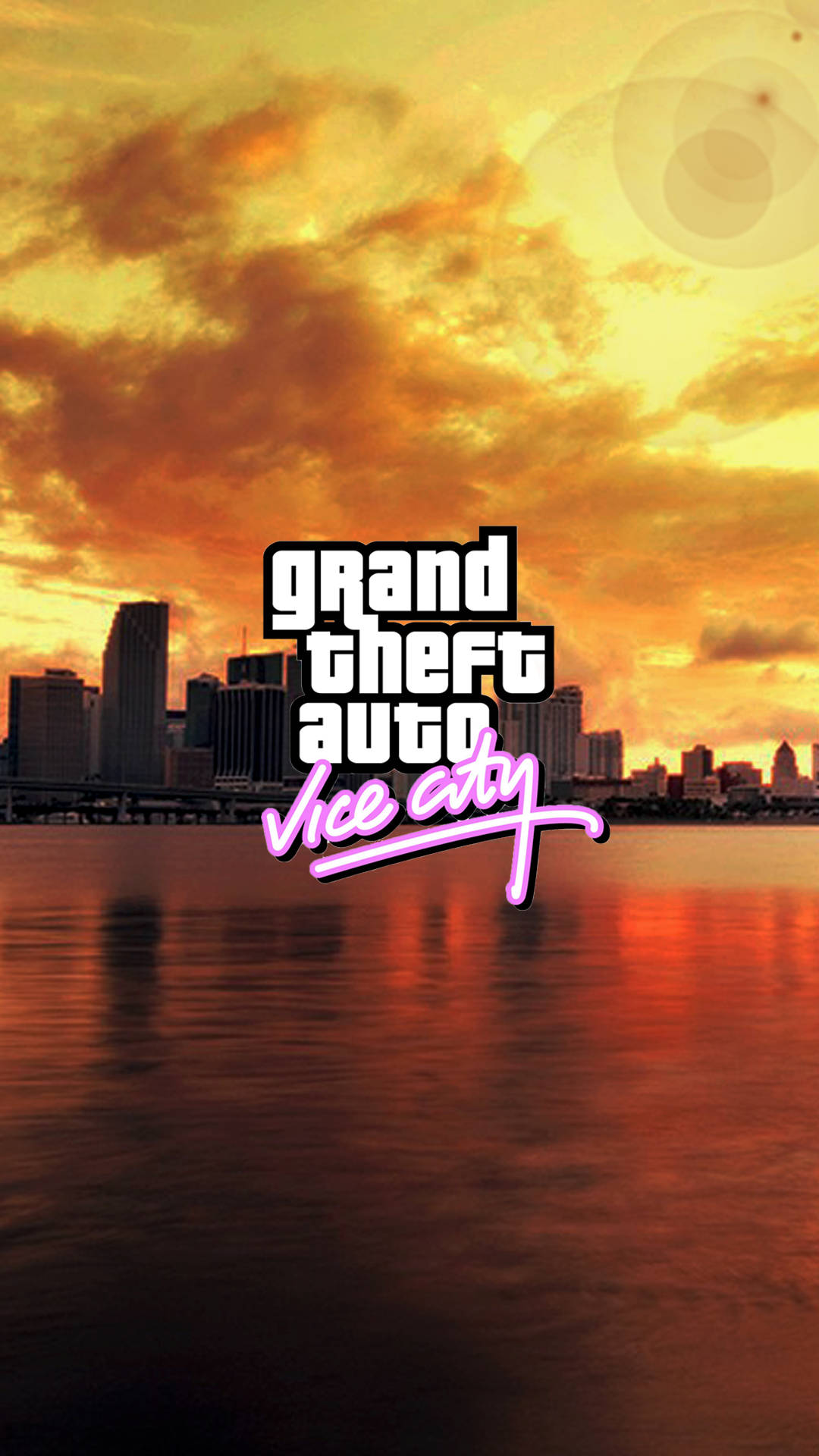 Gta 桌布 壁紙 — 夕陽映照城市天際線，『Grand Theft Auto Vice City』標誌在平靜水面上以粉紅色霓虹燈閃耀。