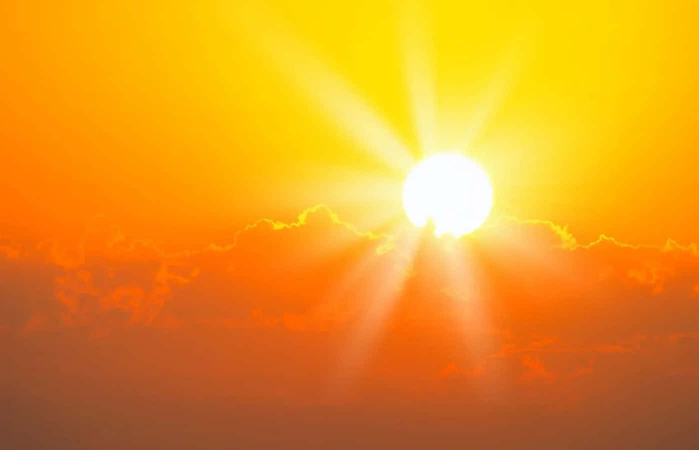 Bright 桌布 壁紙 — 夕陽時分，一道燦爛的陽光穿透火紅的橙色雲層，在天空中投射出耀眼的金色光芒。
