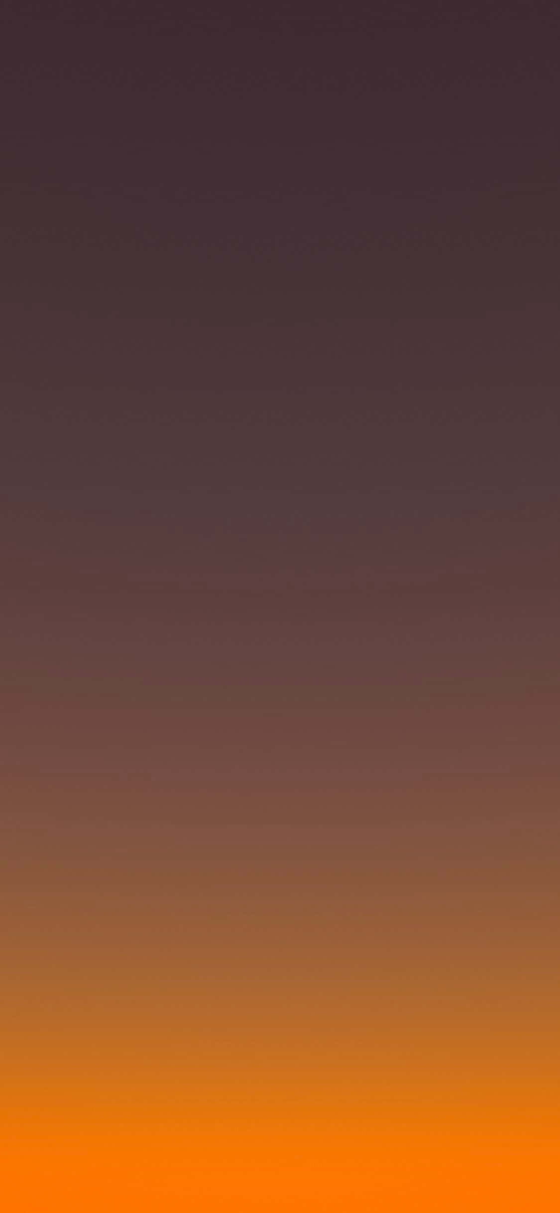 夕陽橘黃，山巒為景 壁紙