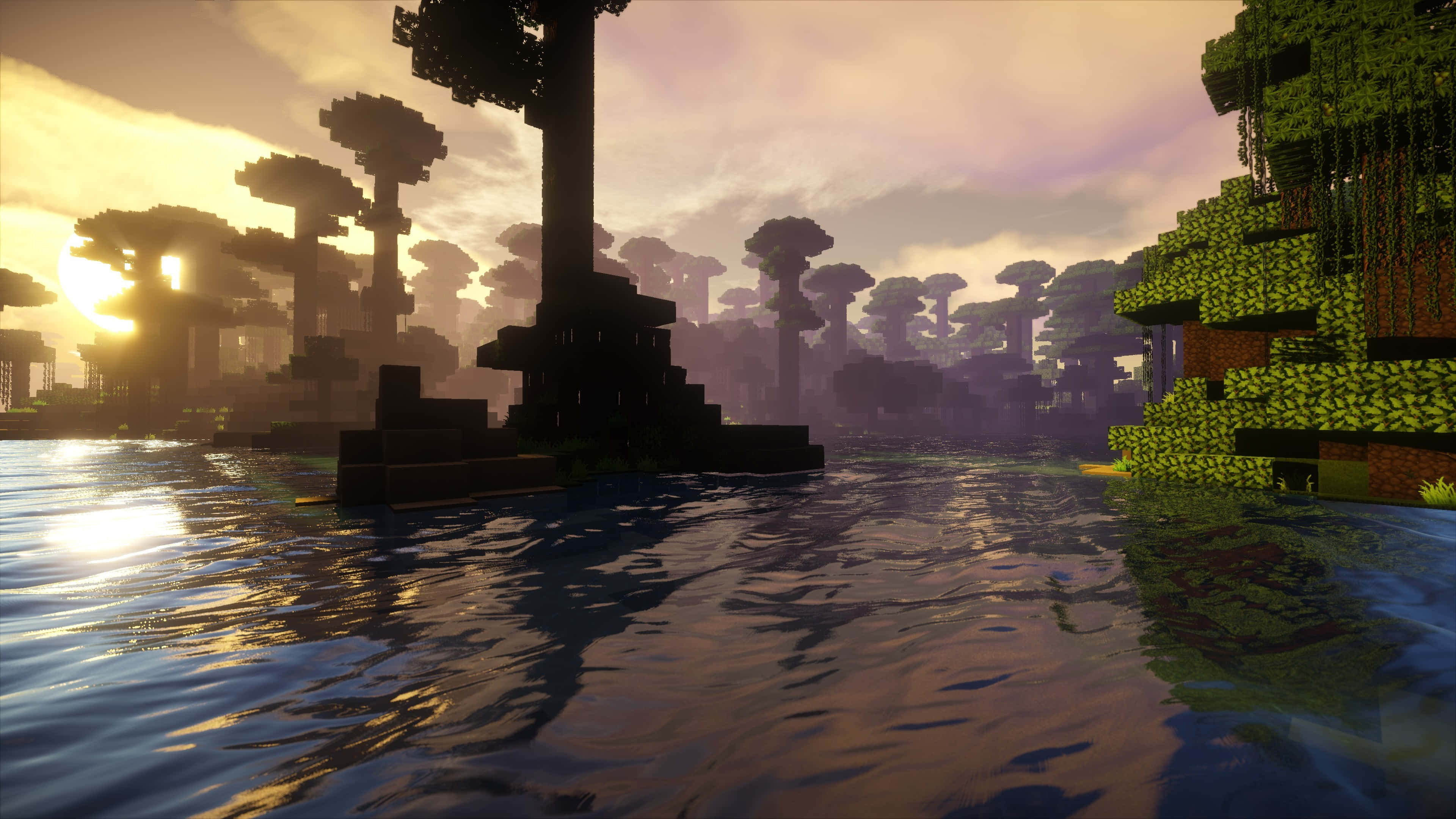 可愛 Minecraft 桌布 壁紙 — 夕陽沐浴著一個像素化的叢林，有高大的樹木和寧靜的水面，反射出溫暖的金色光芒。