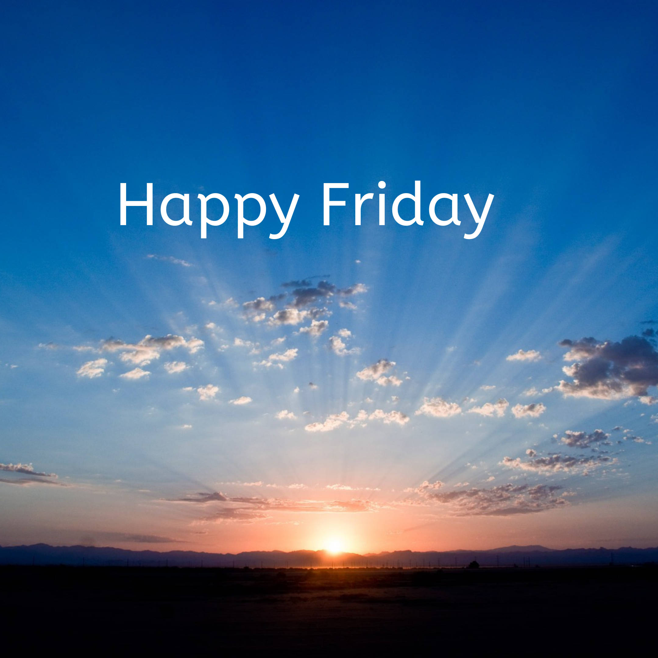 Friday 桌布 壁紙 — 夕陽穿過散落的雲層，照耀在遠山之上，湛藍的天空中帶有「Happy Friday」文字。