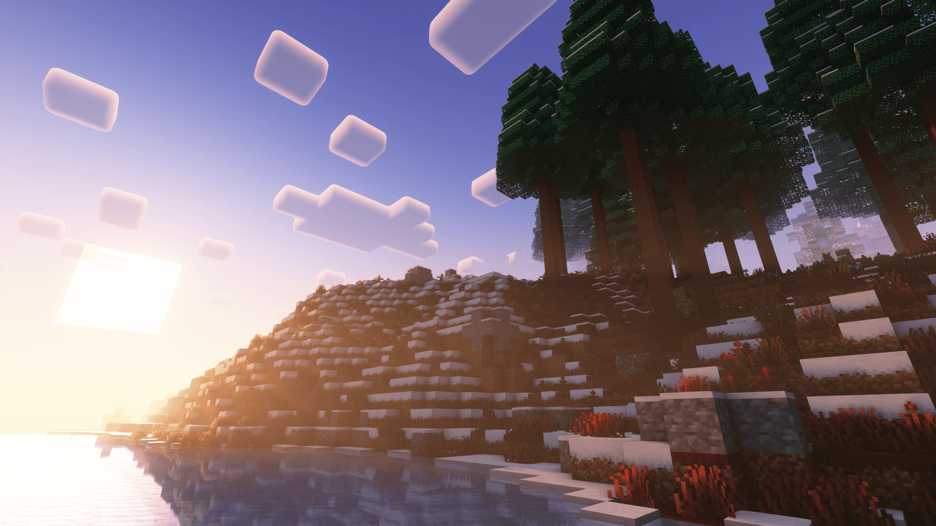 雪 桌布 壁紙 — 夕陽落在積雪的Minecraft山丘上，像素化的樹木和漂浮的雲朵倒映在平靜的水面上。