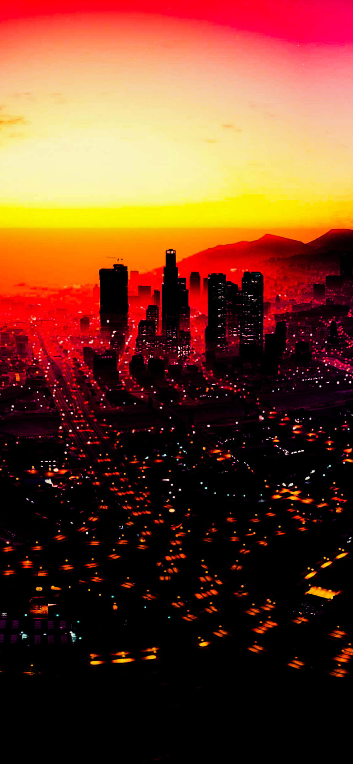 日落 桌布 壁紙 — 夕陽西下，火紅與橙色的天空映照著廣闊的城市景觀，街道閃爍著光芒，摩天大樓的剪影顯得格外突出。